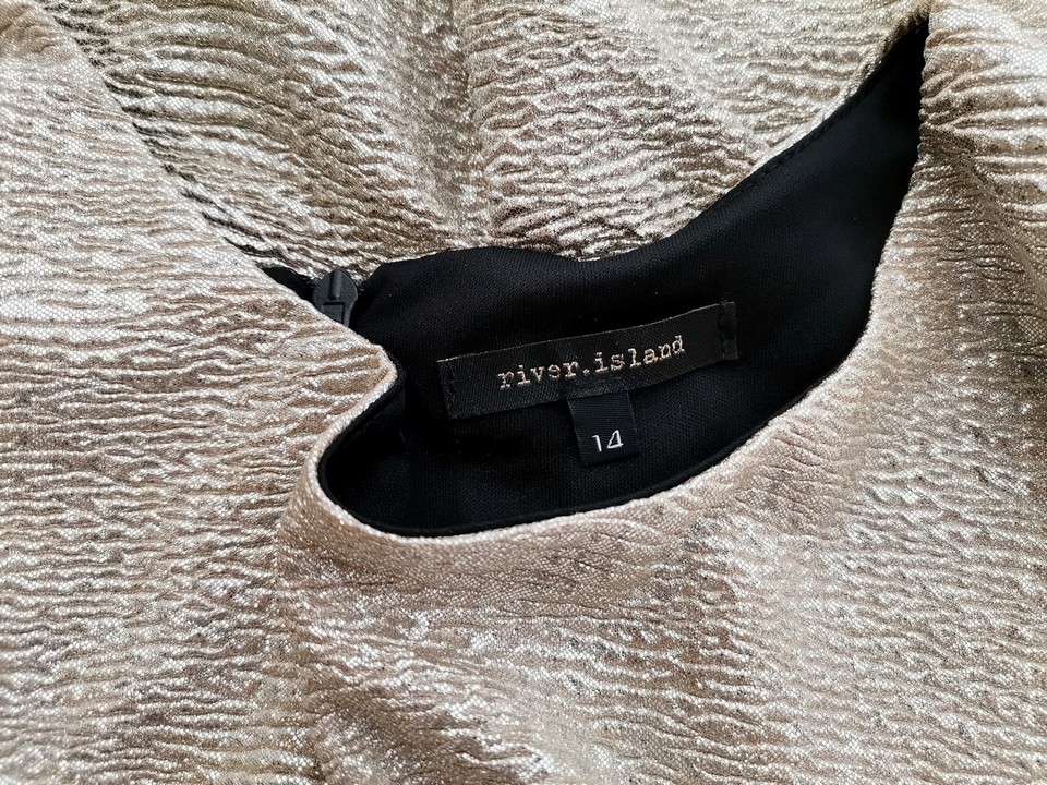 River island Rozmiar 14 (42) Kolor Srebrny Okrągły dekolt Sukienka Prostokątna Krótki rękaw Do Kolan River island Rozmiar 14 (42) Kolor Srebrny Okrągły dekolt Sukienka Prostokątna Krótki rękaw Do Kolan