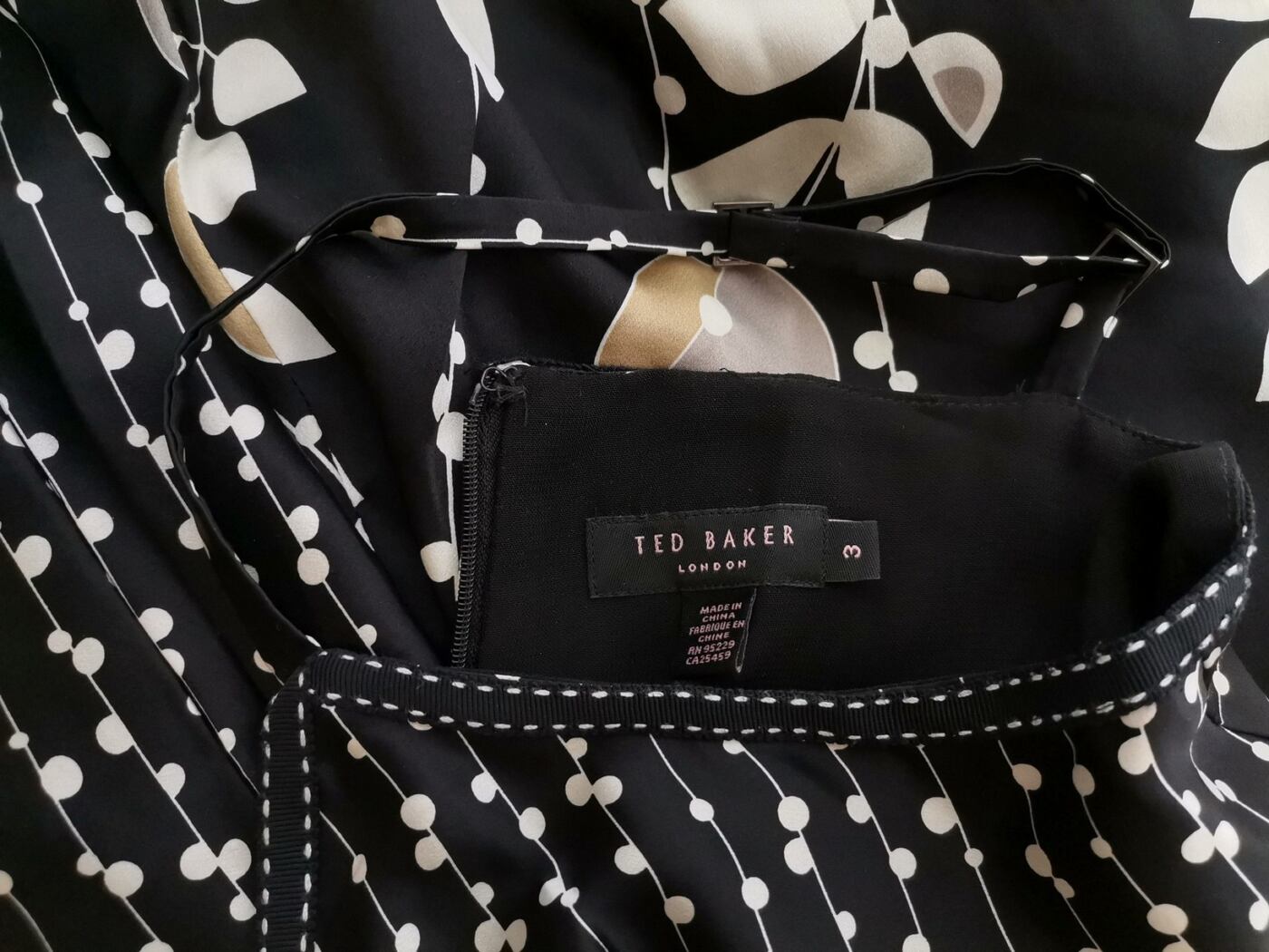 Ted Baker Rozmiar 3 (40) Kolor Czarny Grochy Odkryte Ramiona Sukienka A-Line Bezrękawnik Midi Materiał Jedwab 100% Ted Baker Rozmiar 3 (40) Kolor Czarny Grochy Odkryte Ramiona Sukienka A-Line Bezrękawnik Midi Materiał Jedwab 100%