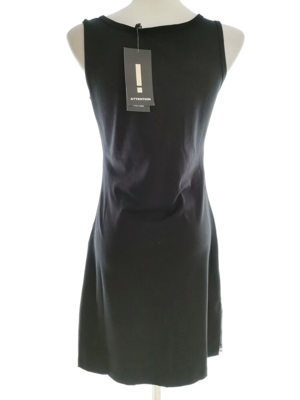 One two Rozmiar M Kolor Czarny Kwadratowy dekolt Sukienka Bodycon Bezrękawnik Do Kolan Materiał Wiskoza