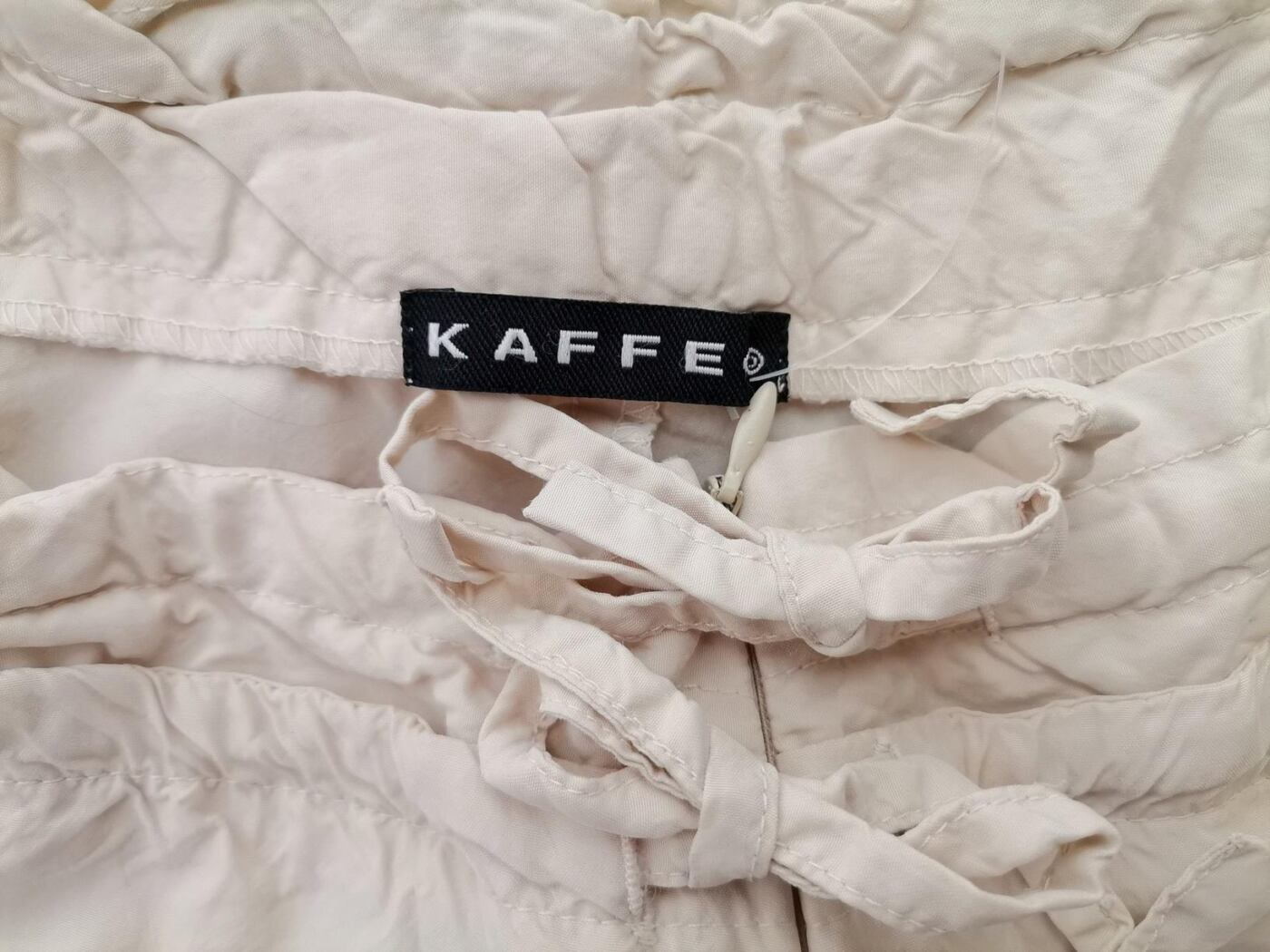 IMG_20210430_132105_r1.jpg Kaffe Rozmiar 40 Kolor Kremowy Spodnie Rybaczki Materiał Cupro