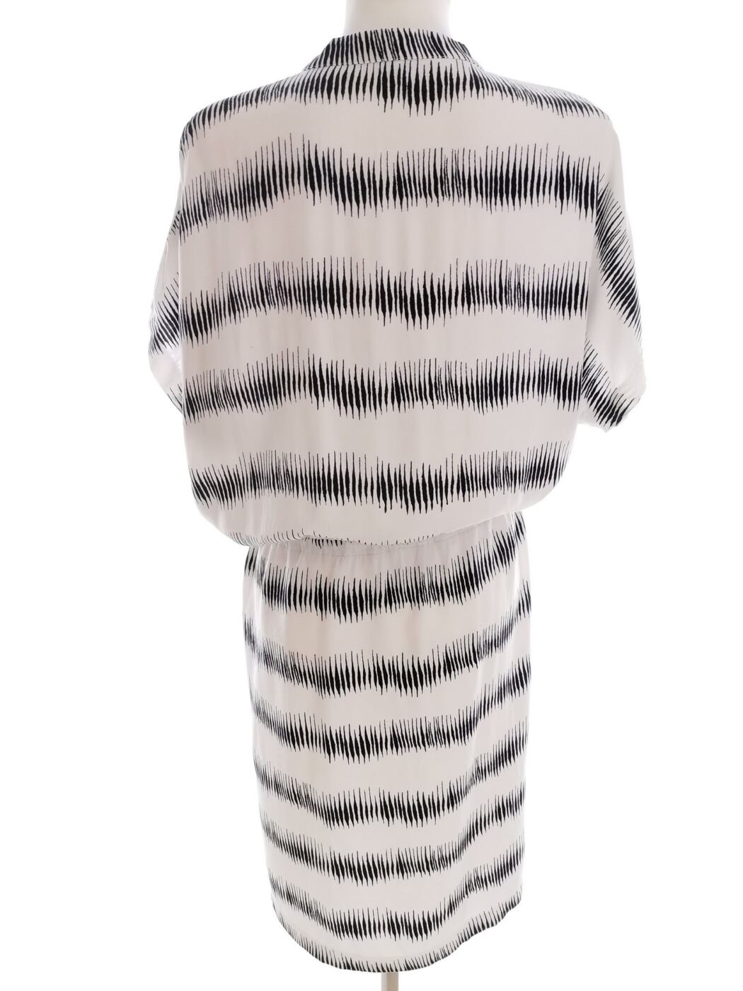 Part two Rozmiar 38 Kolor Biały Okrągły dekolt Sukienka Sheath Krótki rękaw Midi Materiał Wiskoza 100% Part two Rozmiar 38 Kolor Biały Okrągły dekolt Sukienka Sheath Krótki rękaw Midi Materiał Wiskoza 100%