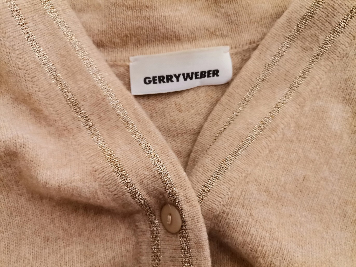 IMG_20210514_105316.jpg Gerry weber Rozmiar 40 Kolor Beżowy W serek Kardigan Zapinany Długi rękaw Materiał Wełna Cienka dzianina