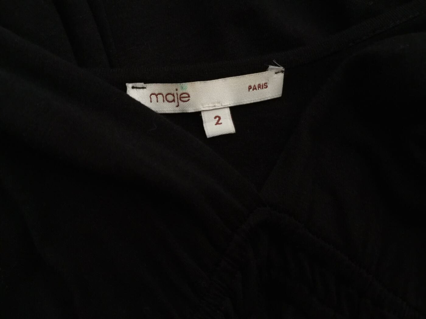 Maje Rozmiar 2 (38) Kolor Czarny W serek Sukienka Sheath Krótki rękaw Midi Materiał Wiskoza Maje Rozmiar 2 (38) Kolor Czarny W serek Sukienka Sheath Krótki rękaw Midi Materiał Wiskoza