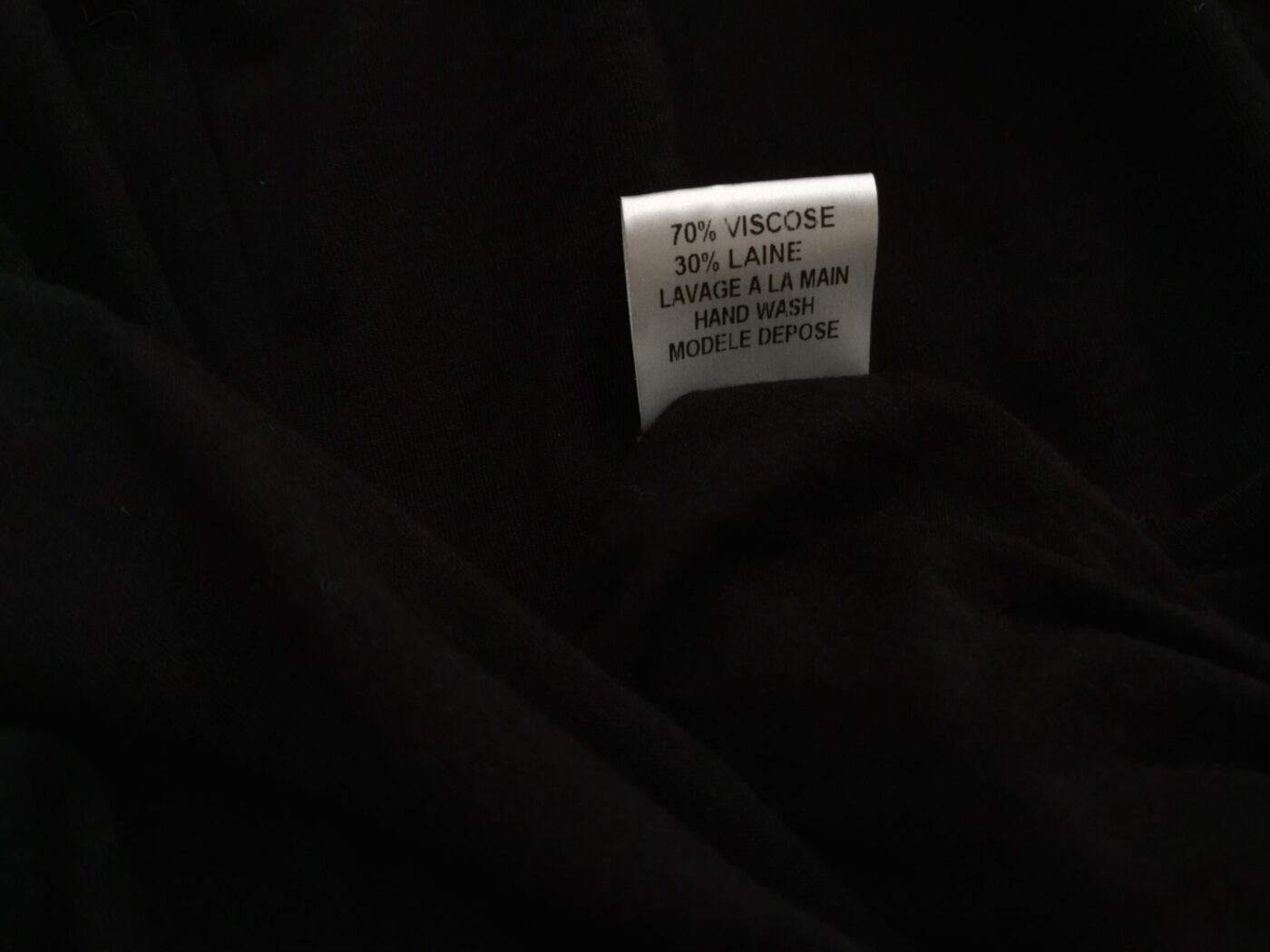 Maje Rozmiar 2 (38) Kolor Czarny W serek Sukienka Sheath Krótki rękaw Midi Materiał Wiskoza Maje Rozmiar 2 (38) Kolor Czarny W serek Sukienka Sheath Krótki rękaw Midi Materiał Wiskoza