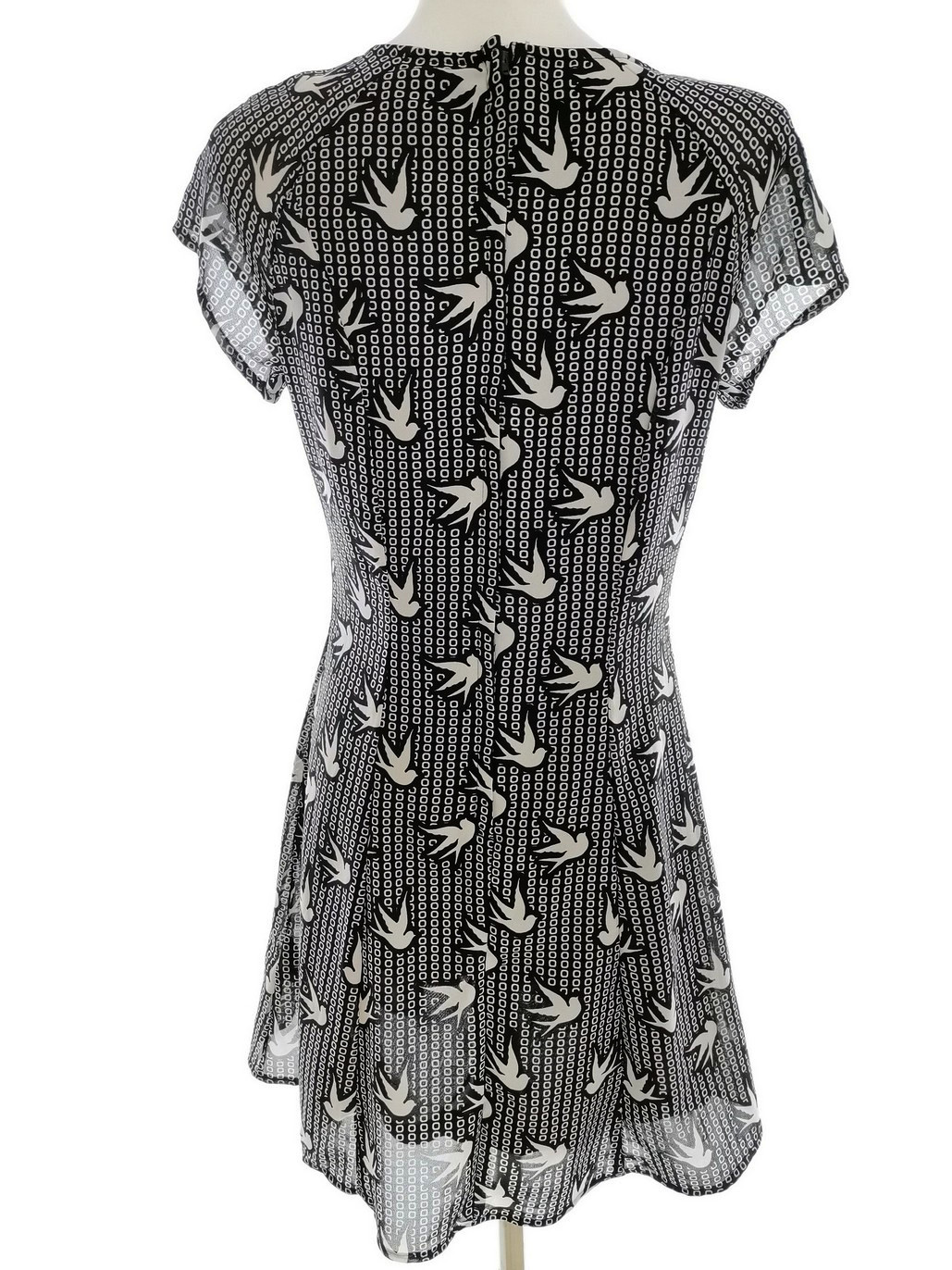 H&m Rozmiar 38 Kolor Czarny Okrągły dekolt Sukienka A-Line Krótki rękaw Do Kolan H&m Rozmiar 38 Kolor Czarny Okrągły dekolt Sukienka A-Line Krótki rękaw Do Kolan
