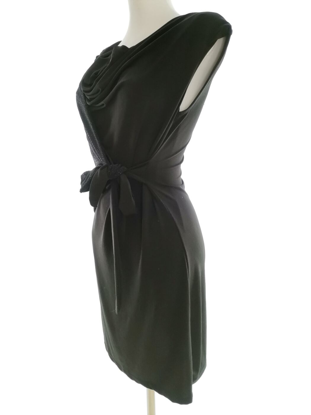 Rozmiar 34/36 Kolor Czarny Drapowany dekolt Sukienka Bodycon Krótki rękaw Do Kolan Rozmiar 34/36 Kolor Czarny Drapowany dekolt Sukienka Bodycon Krótki rękaw Do Kolan
