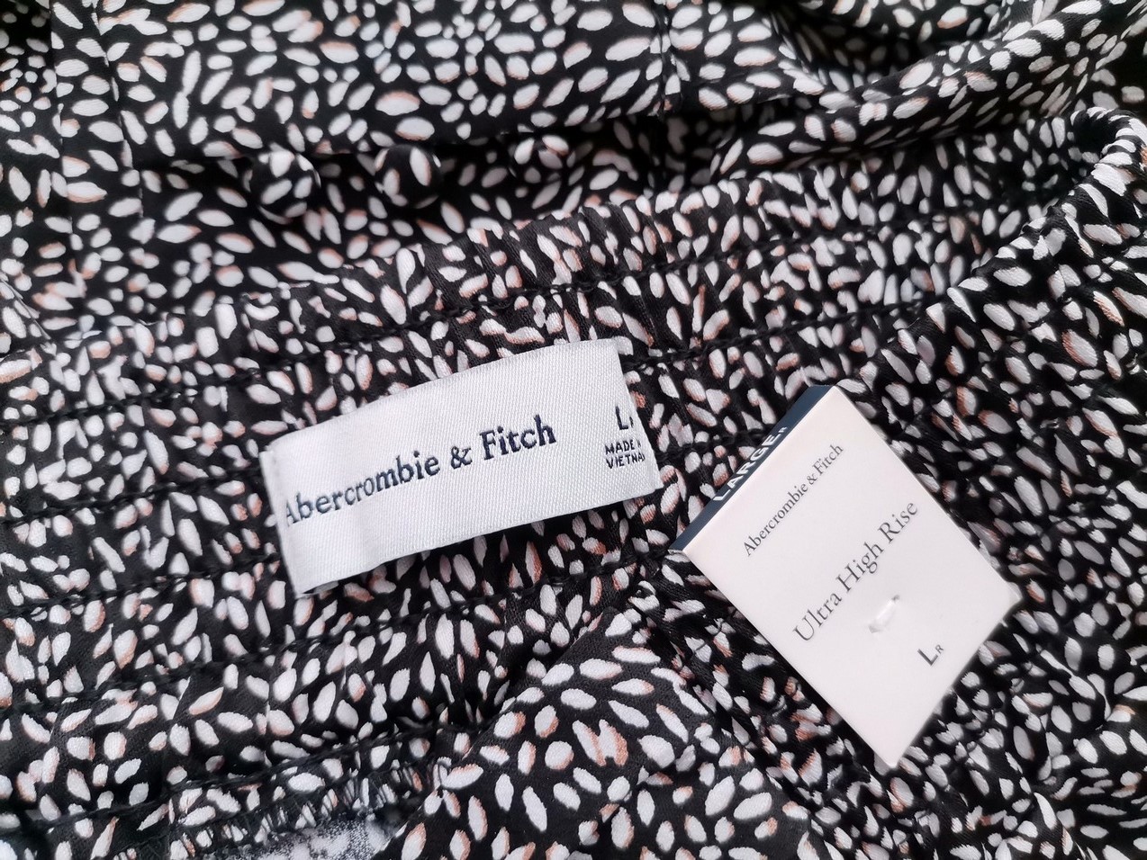 IMG_20210524_130751.jpg ABERCROMBIE & FITCH Rozmiar L Kolor Czarny Spodnie Casual Materiał Cupro 100%