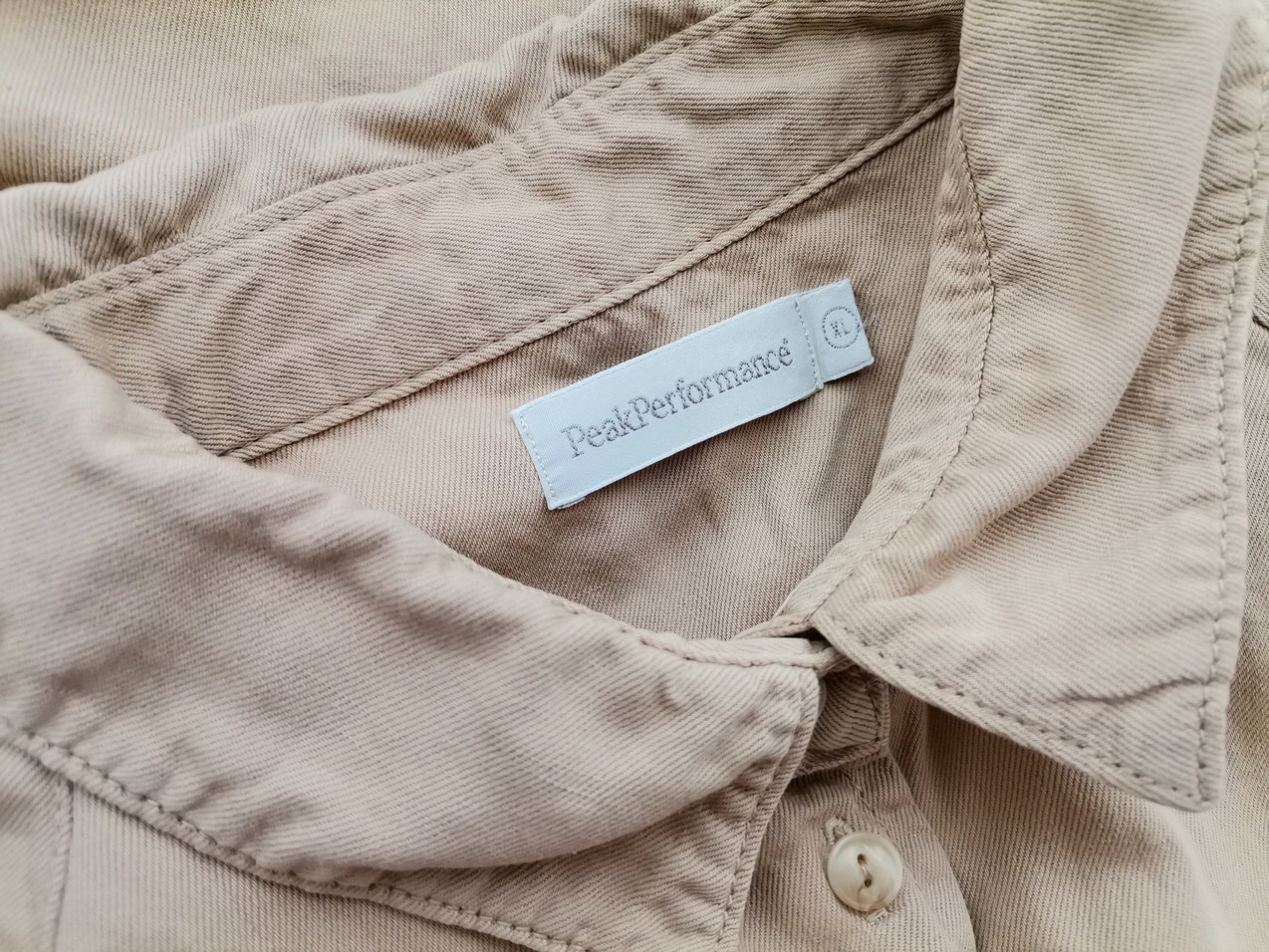 Peak performance Rozmiar XL Kolor Beżowy Kołnierz Tunika Zapinana Bluzka Rękaw 3/4 Materiał Bawełna Peak performance Rozmiar XL Kolor Beżowy Kołnierz Tunika Zapinana Bluzka Rękaw 3/4 Materiał Bawełna