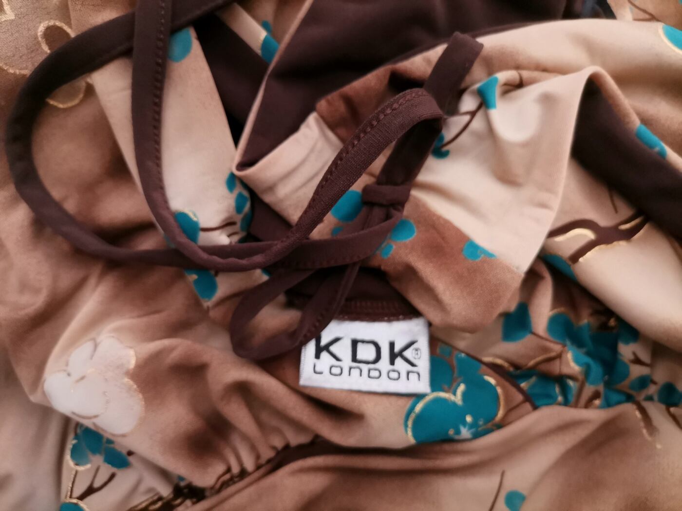 KDK London Rozmiar 38/40 Kolor Brązowy W serek Sukienka Letnia Bezrękawnik Midi KDK London Rozmiar 38/40 Kolor Brązowy W serek Sukienka Letnia Bezrękawnik Midi