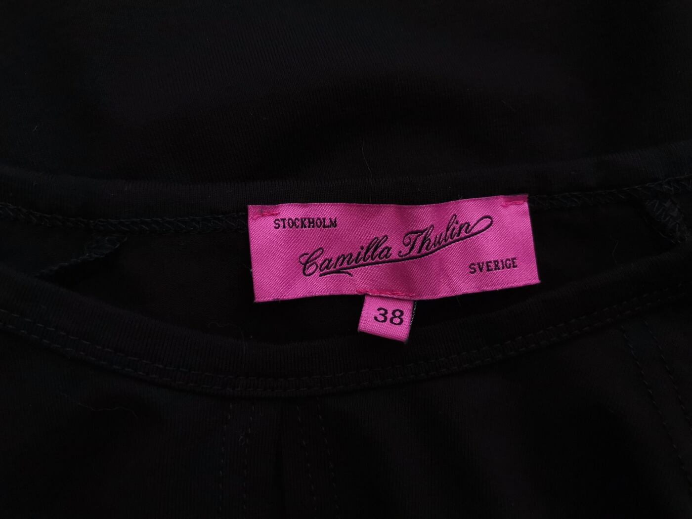 IMG_20210527_150747.jpg Camilla Thulin Rozmiar 38 Kolor Czarny Keyhole Crew Neck Bluzka Długi rękaw Materiał Wiskoza