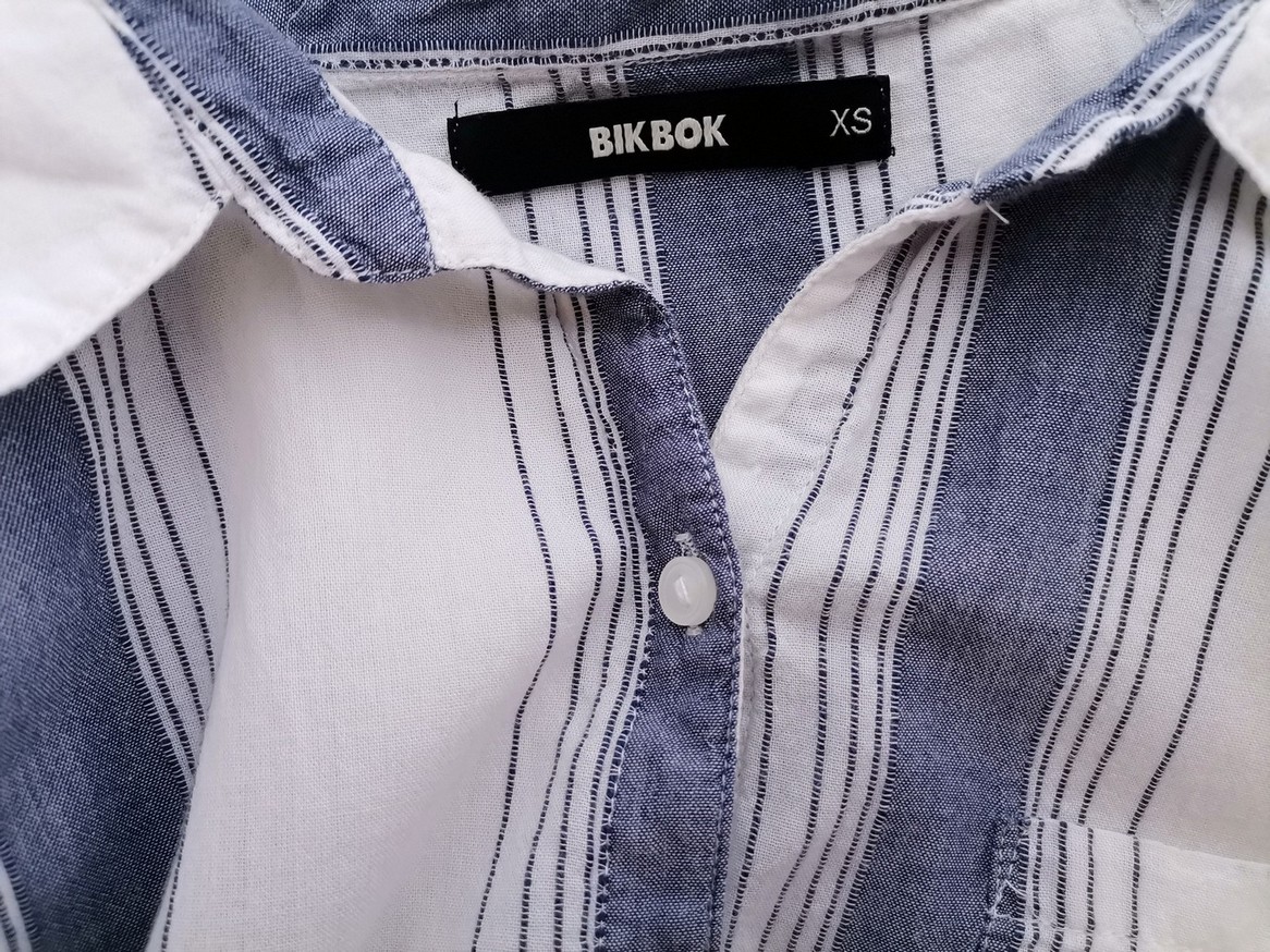BIK BOK Rozmiar XS Kolor Biały Pasy Kołnierz Sukienka Koszulowa Długi rękaw Do Kolan Materiał Bawełna 100% BIK BOK Rozmiar XS Kolor Biały Pasy Kołnierz Sukienka Koszulowa Długi rękaw Do Kolan Materiał Bawełna 100%