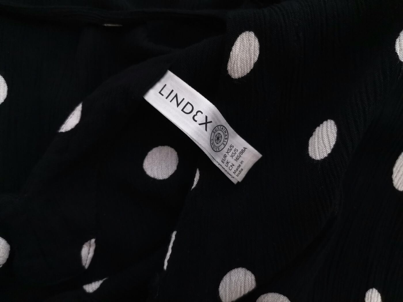 Lindex Rozmiar XS/S Kolor Granatowy Grochy W serek Sukienka Prostokątna Krótki rękaw Do Kolan Materiał Wiskoza 100%