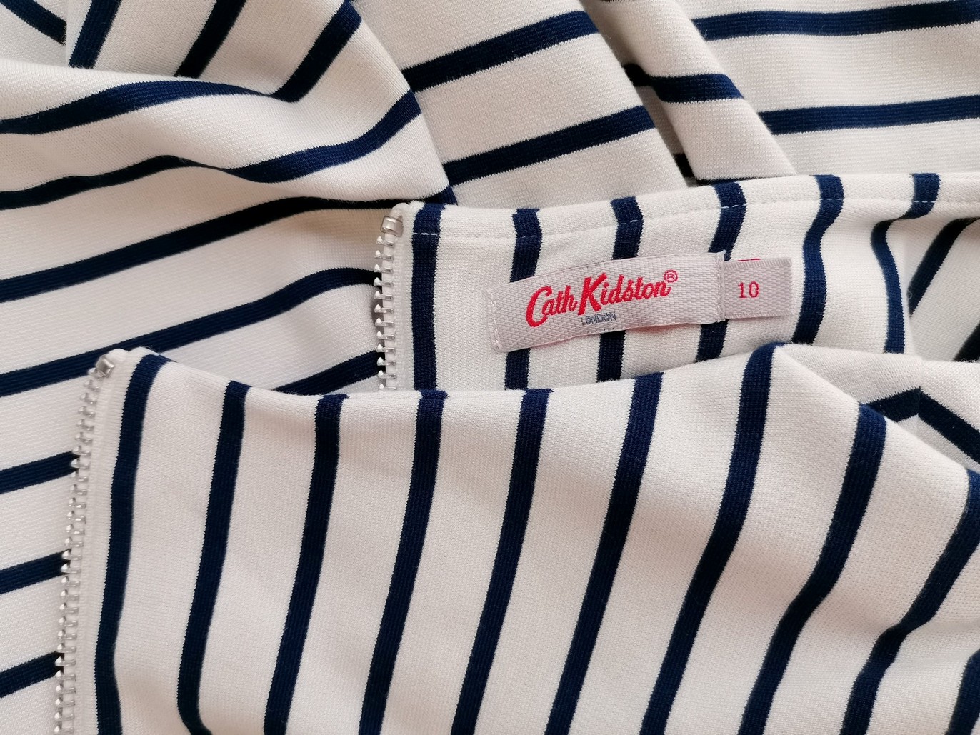 Cath Kidston Rozmiar 10 (38) Kolor Biały Pasy Okrągły dekolt Sukienka A-Line Rękaw 3/4 Do Kolan Materiał Wiskoza Cath Kidston Rozmiar 10 (38) Kolor Biały Pasy Okrągły dekolt Sukienka A-Line Rękaw 3/4 Do Kolan Materiał Wiskoza