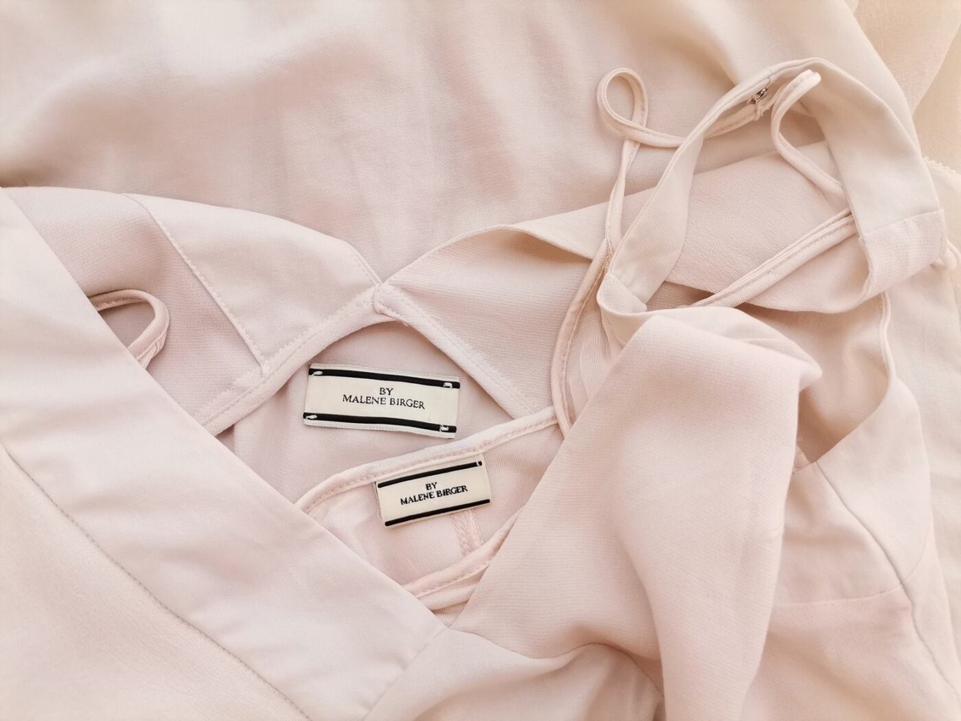 BY MALENE BIRGER Rozmiar 34 Kolor Kremowy Dekolt U Sukienka A-Line Krótki rękaw Midi BY MALENE BIRGER Rozmiar 34 Kolor Kremowy Dekolt U Sukienka A-Line Krótki rękaw Midi