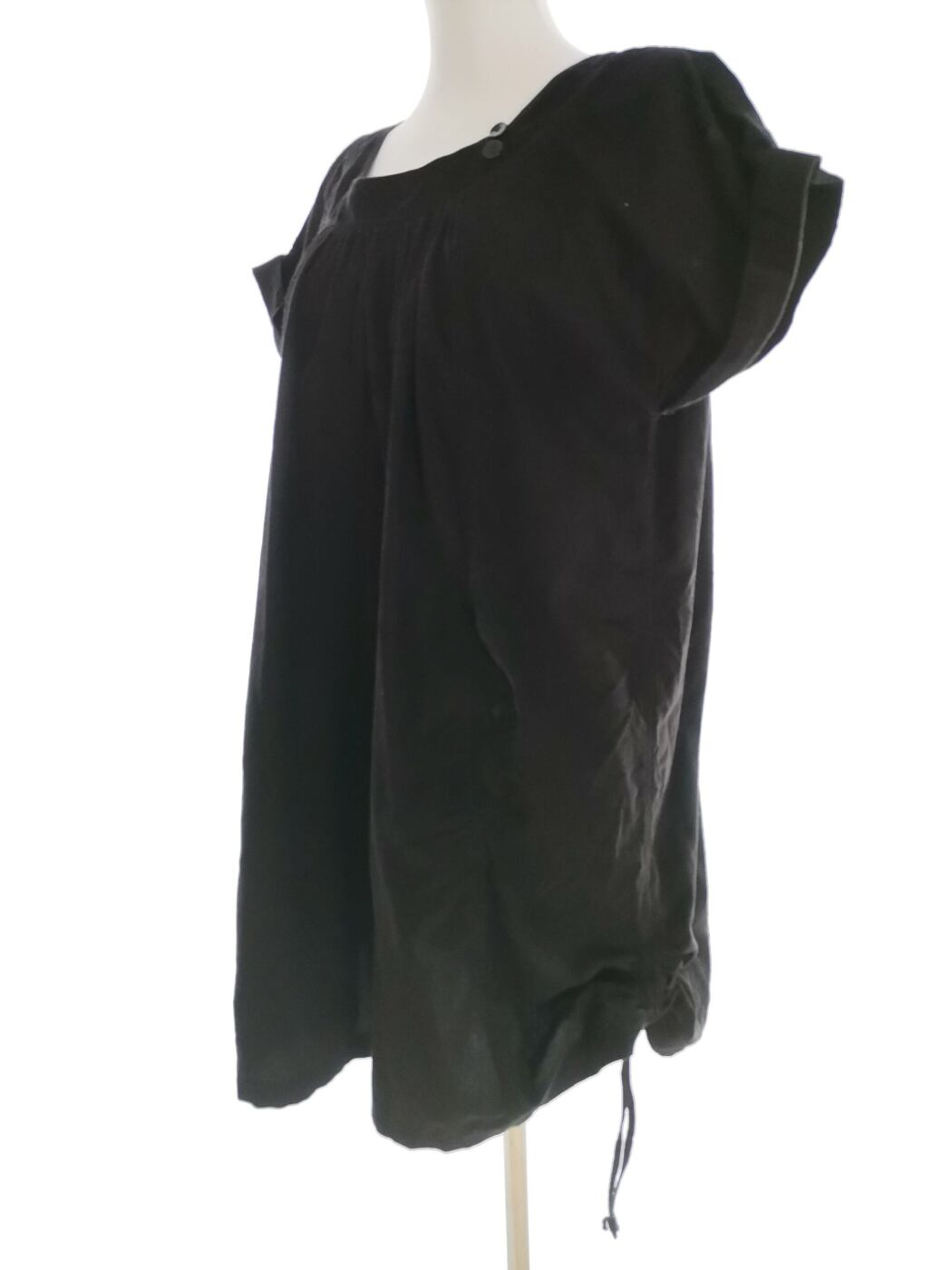 The Masai Rozmiar M Kolor Czarny Kwadratowy dekolt Sukienka Sheath Krótki rękaw Do Kolan Materiał Bawełna 100% The Masai Rozmiar M Kolor Czarny Kwadratowy dekolt Sukienka Sheath Krótki rękaw Do Kolan Materiał Bawełna 100%