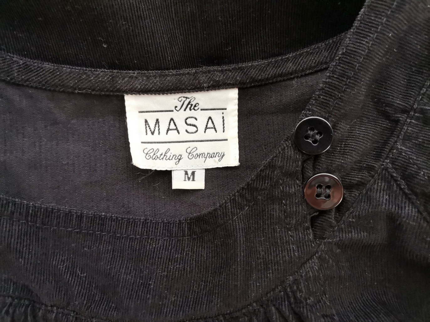 The Masai Rozmiar M Kolor Czarny Kwadratowy dekolt Sukienka Sheath Krótki rękaw Do Kolan Materiał Bawełna 100% The Masai Rozmiar M Kolor Czarny Kwadratowy dekolt Sukienka Sheath Krótki rękaw Do Kolan Materiał Bawełna 100%