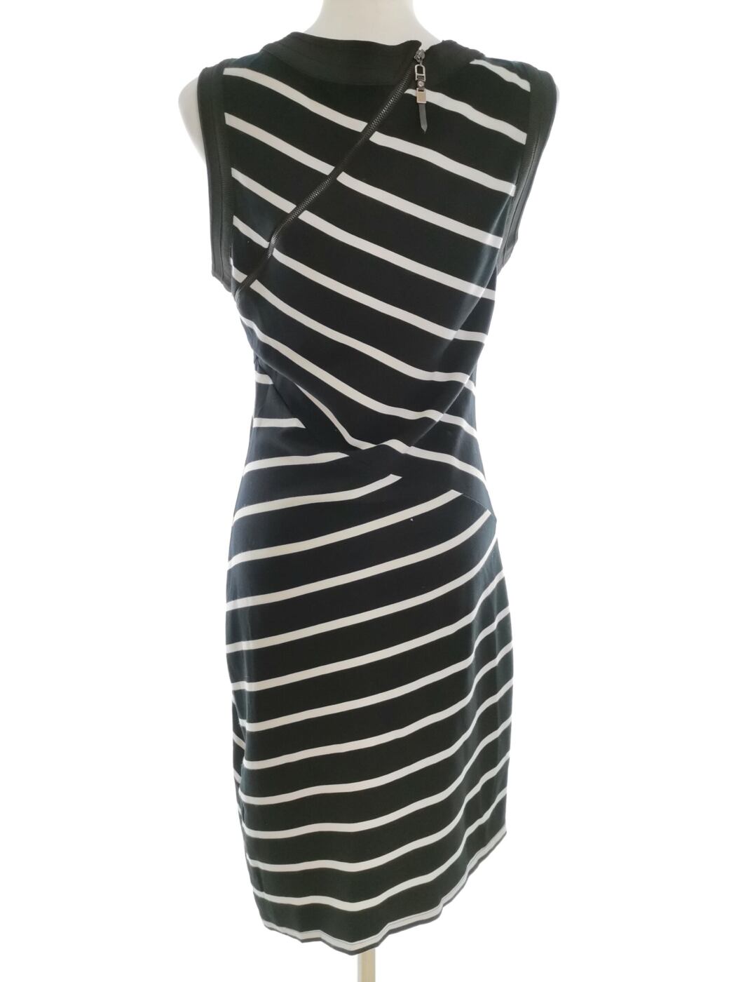 Philosophy blues original Rozmiar M Kolor Granatowy Pasy Okrągły dekolt Sukienka Bodycon Bezrękawnik Do Kolan Materiał Wiskoza Philosophy blues original Rozmiar M Kolor Granatowy Pasy Okrągły dekolt Sukienka Bodycon Bezrękawnik Do Kolan Materiał Wiskoza