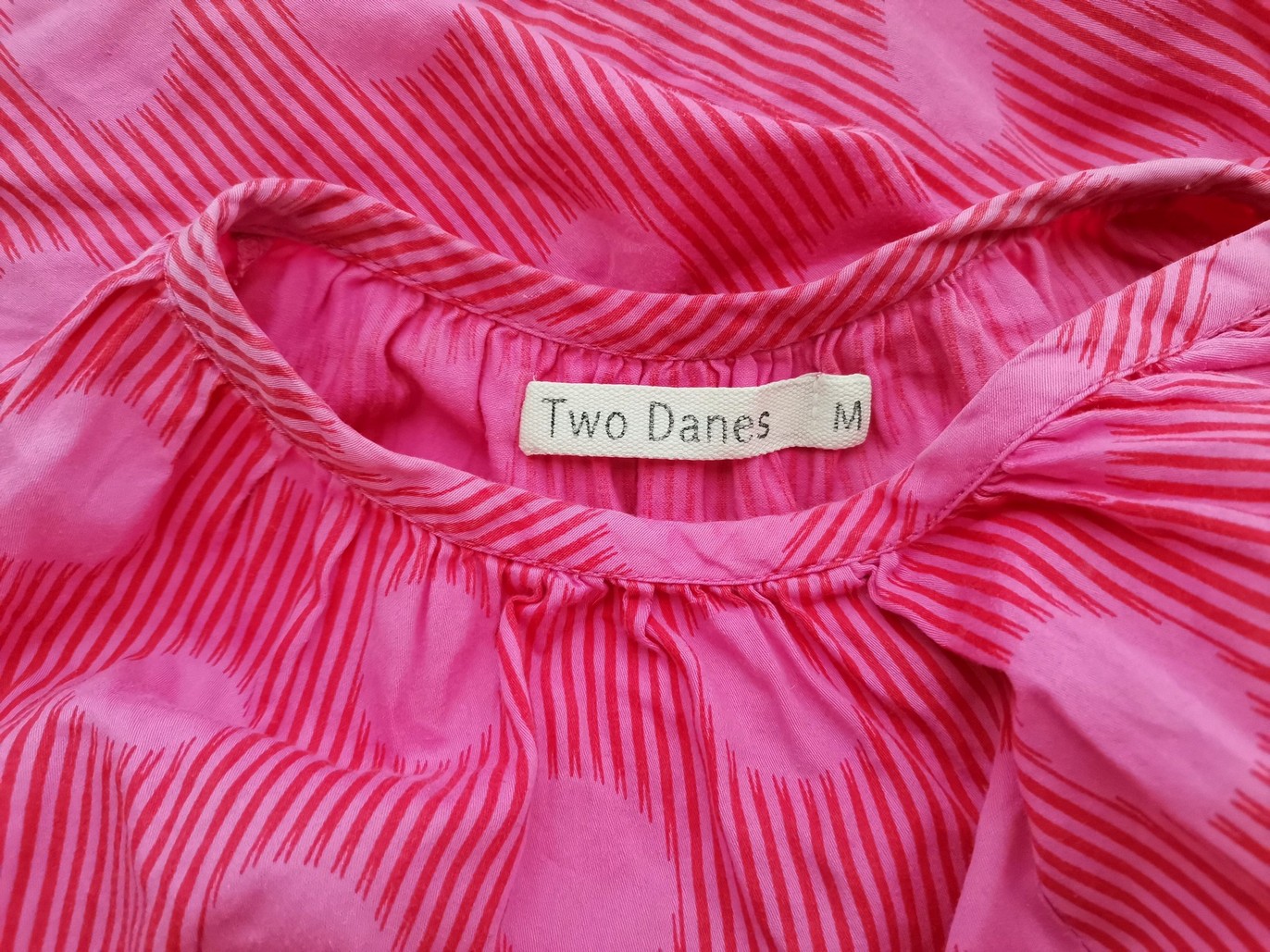 TWO DANES Rozmiar M Kolor Różowy Pasy Split Crew Neck Bluzka Popover Guziki Rękaw 3/4 Materiał Bawełna 100%
