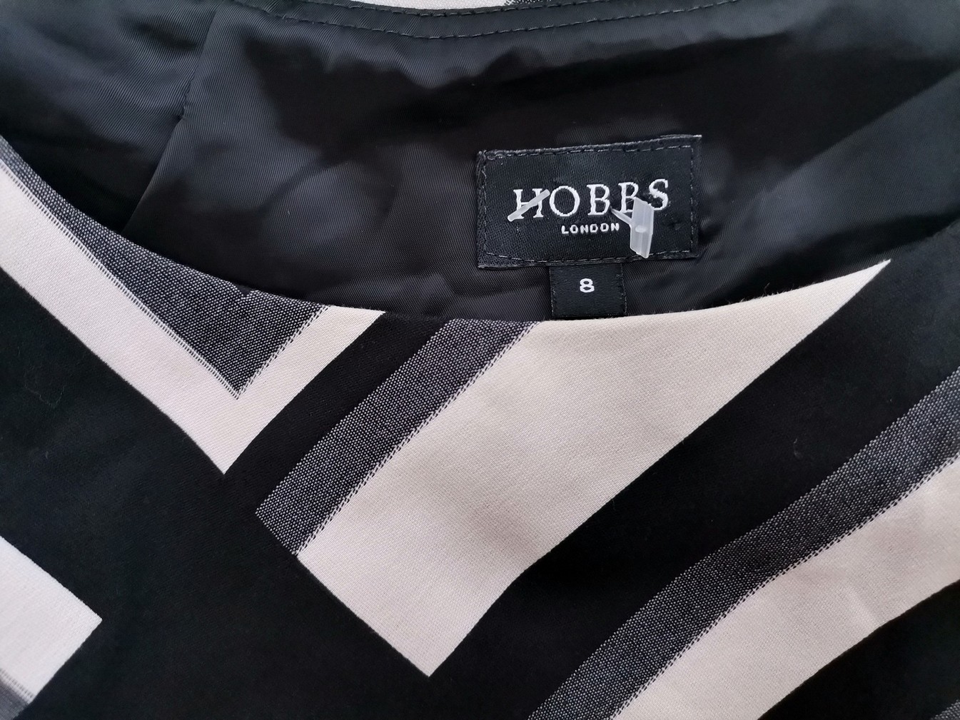 Hobbs London Rozmiar 8 (36) Kolor Czarny Okrągły dekolt Sukienka A-Line Bezrękawnik Do Kolan Materiał Bawełna Hobbs London Rozmiar 8 (36) Kolor Czarny Okrągły dekolt Sukienka A-Line Bezrękawnik Do Kolan Materiał Bawełna