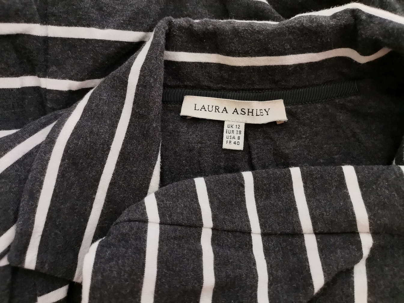 IMG_20210707_103937.jpg Laura ashley Rozmiar 12 (38) Kolor Szary Pasy Kołnierz Żakiet z zapięciem Długi rękaw Materiał Bawełna