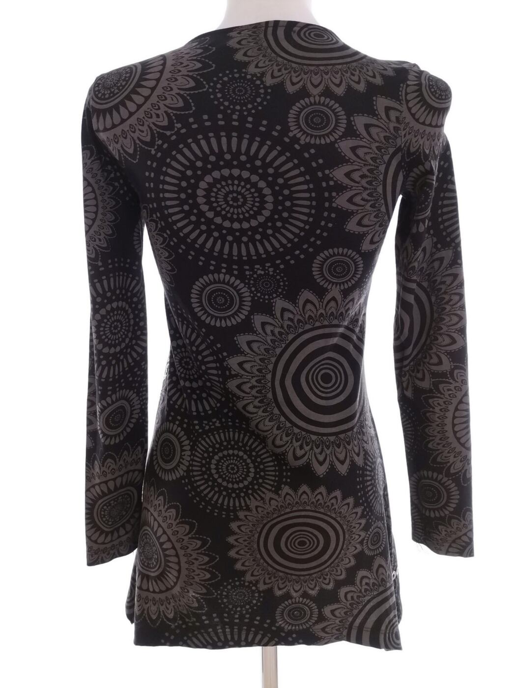 IMG_20210707_142207.jpg DESIGUAL Rozmiar 146/152cm (34/36) Kolor Czarny Split Crew Neck Bluzka Długi rękaw Materiał Bawełna 100%