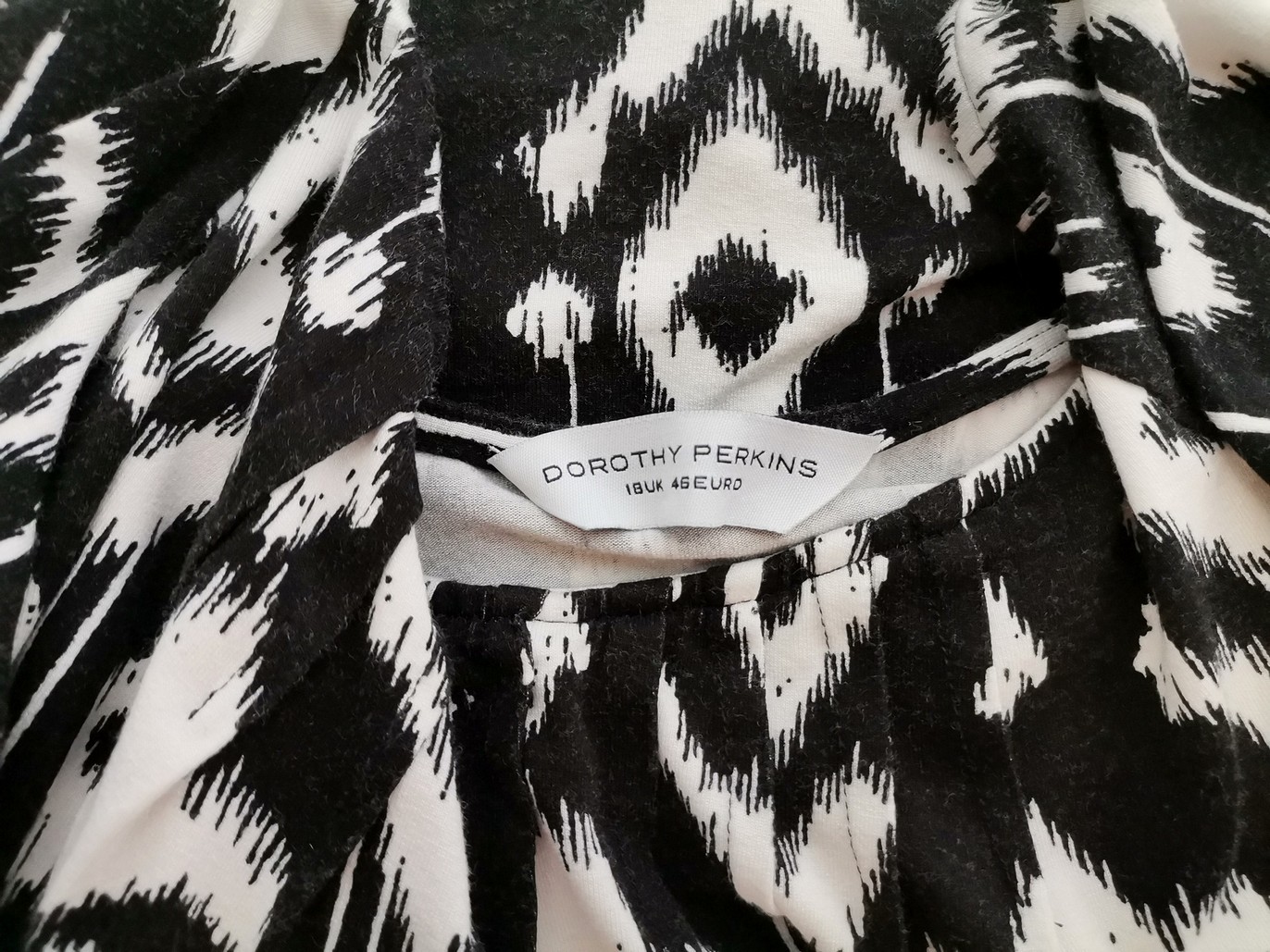 IMG_20210708_105810.jpg Dorothy perkins Rozmiar 18 (46) Kolor Czarny Panterka Okrągły dekolt Bluzka Krótki rękaw Materiał Wiskoza