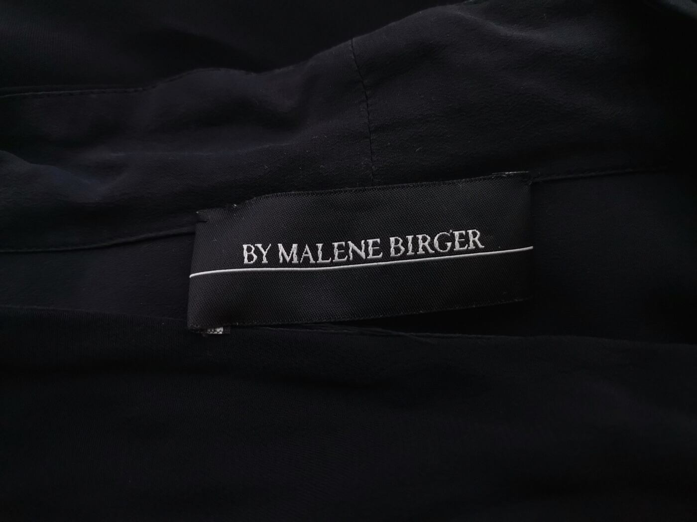 IMG_20210714_113104.jpg BY MALENE BIRGER Rozmiar 36 Kolor Czarny W serek Bluzka Kopertowa Długi rękaw Materiał Wiskoza 100%