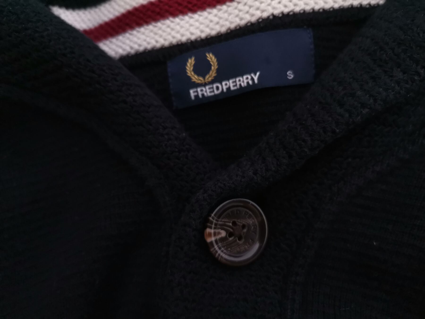 IMG_20210714_143818.jpg Fred Perry Rozmiar S Kolor Czarny Męski Sweter Rozpinany Długi rękaw Materiał Bawełna 100%