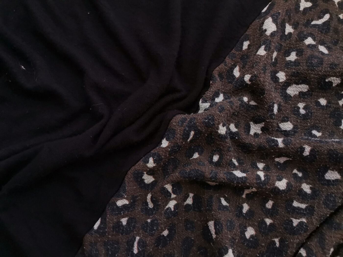 Vintage Rozmiar 42 Kolor Czarny Panterka Okrągły dekolt Tunika Bluzka Krótki rękaw Vintage Rozmiar 42 Kolor Czarny Panterka Okrągły dekolt Tunika Bluzka Krótki rękaw