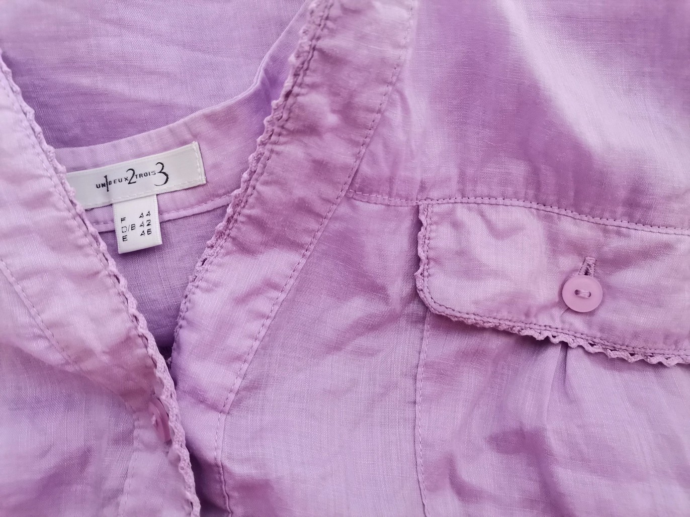 Un Deux Trois 123 Rozmiar 42 Kolor Lawendowy Split Crew Neck Bluzka Zapinana Rękaw 3/4 Materiał Ramie