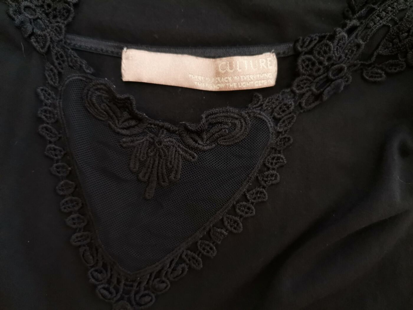 Culture Rozmiar L Kolor Czarny Odkryte Ramiona Sukienka Slip Bezrękawnik Do Kolan Materiał Wiskoza Culture Rozmiar L Kolor Czarny Odkryte Ramiona Sukienka Slip Bezrękawnik Do Kolan Materiał Wiskoza
