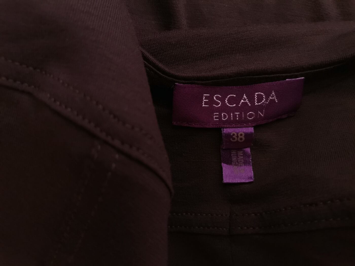 IMG_20210730_121757.jpg Escada Rozmiar 38 Kolor Brązowy Dekolt Serce Bluzka Bezrękawnik Materiał Modal