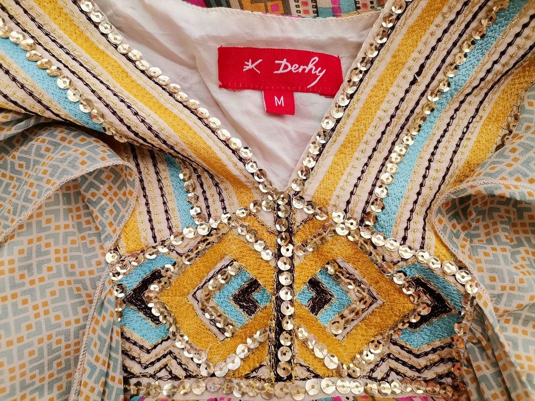 DERHY Rozmiar M Kolor Niebieski W serek Sukienka Sheath Krótki rękaw Midi Materiał Jedwab 100% DERHY Rozmiar M Kolor Niebieski W serek Sukienka Sheath Krótki rękaw Midi Materiał Jedwab 100%