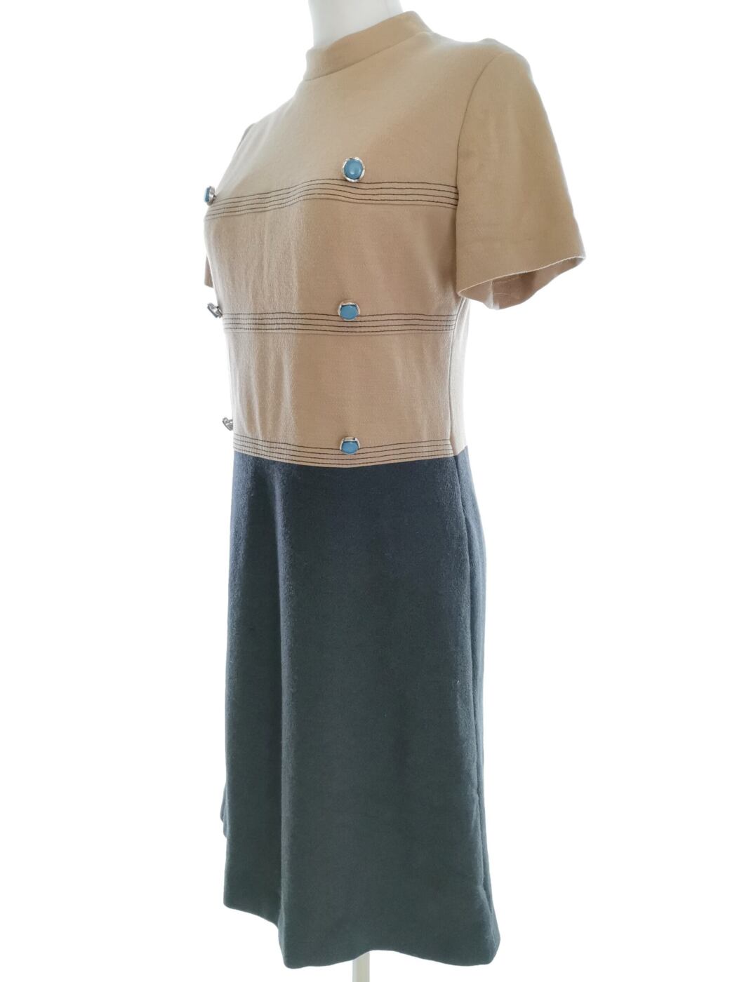 WEVENIT Vintage Rozmiar 36/38 Kolor Beżowy Pół golf Sukienka A-Line Krótki rękaw Midi Materiał Wełna Jagnięca WEVENIT Vintage Rozmiar 36/38 Kolor Beżowy Pół golf Sukienka A-Line Krótki rękaw Midi Materiał Wełna Jagnięca