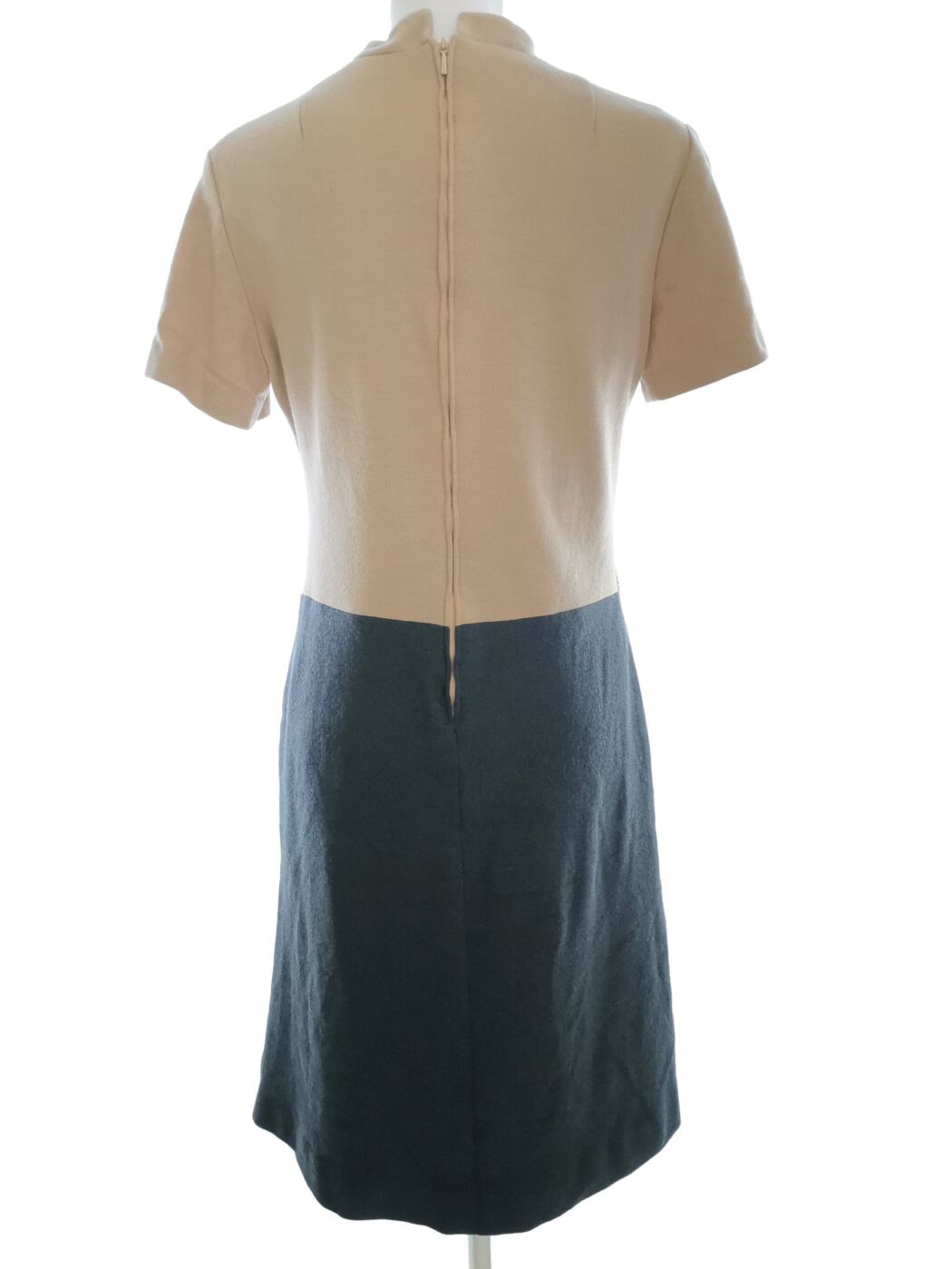 WEVENIT Vintage Rozmiar 36/38 Kolor Beżowy Pół golf Sukienka A-Line Krótki rękaw Midi Materiał Wełna Jagnięca WEVENIT Vintage Rozmiar 36/38 Kolor Beżowy Pół golf Sukienka A-Line Krótki rękaw Midi Materiał Wełna Jagnięca