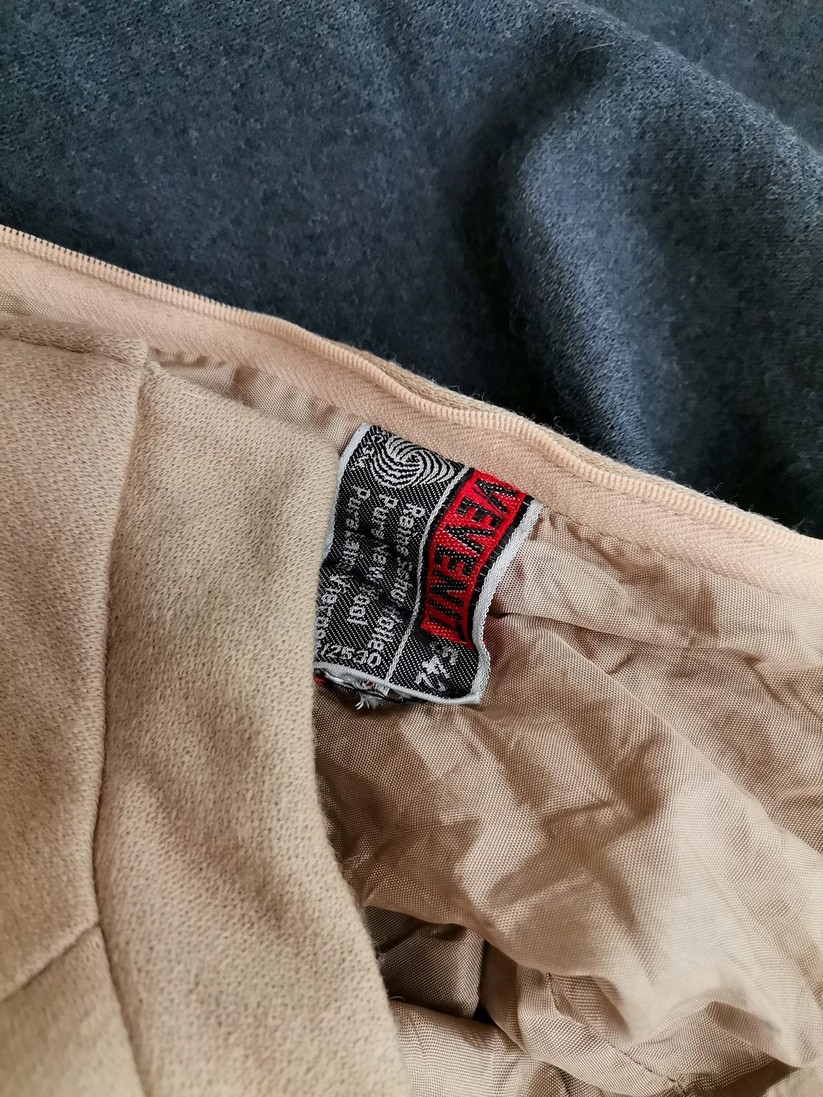 WEVENIT Vintage Rozmiar 36/38 Kolor Beżowy Pół golf Sukienka A-Line Krótki rękaw Midi Materiał Wełna Jagnięca WEVENIT Vintage Rozmiar 36/38 Kolor Beżowy Pół golf Sukienka A-Line Krótki rękaw Midi Materiał Wełna Jagnięca