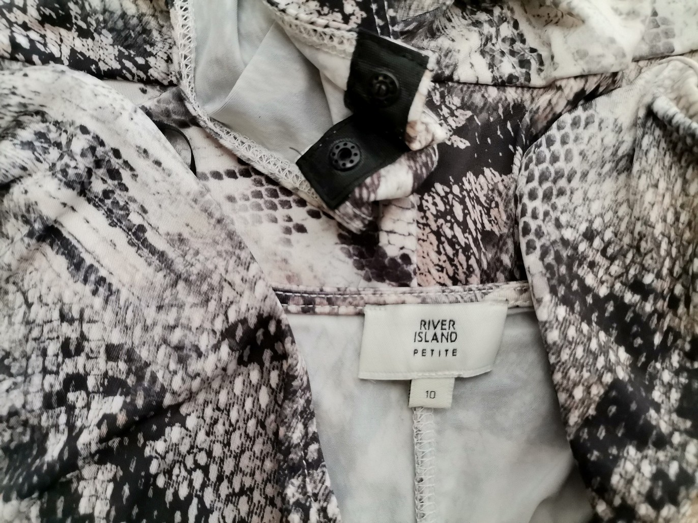 IMG_20210804_115141.jpg River island Rozmiar 10 (36) Kolor Szary Panterka W serek Bluzka Top na ramiączka Długi rękaw Materiał Bawełna