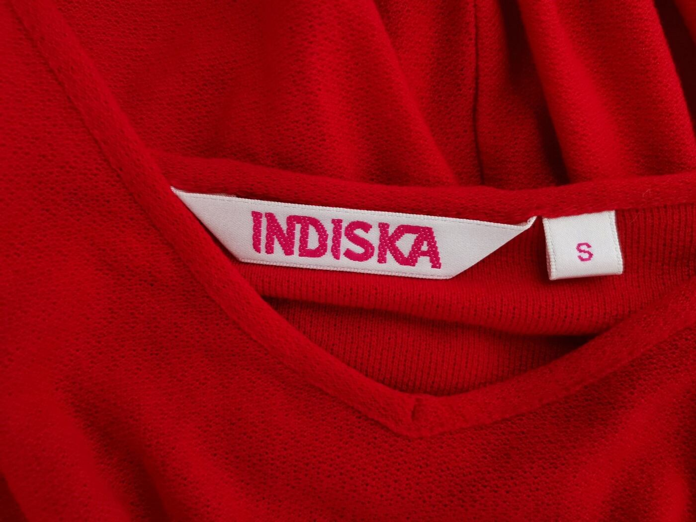 Indiska Rozmiar S Kolor Czerwony W serek Sukienka Sweterkowa Długi rękaw Midi Materiał Wiskoza 100% Indiska Rozmiar S Kolor Czerwony W serek Sukienka Sweterkowa Długi rękaw Midi Materiał Wiskoza 100%