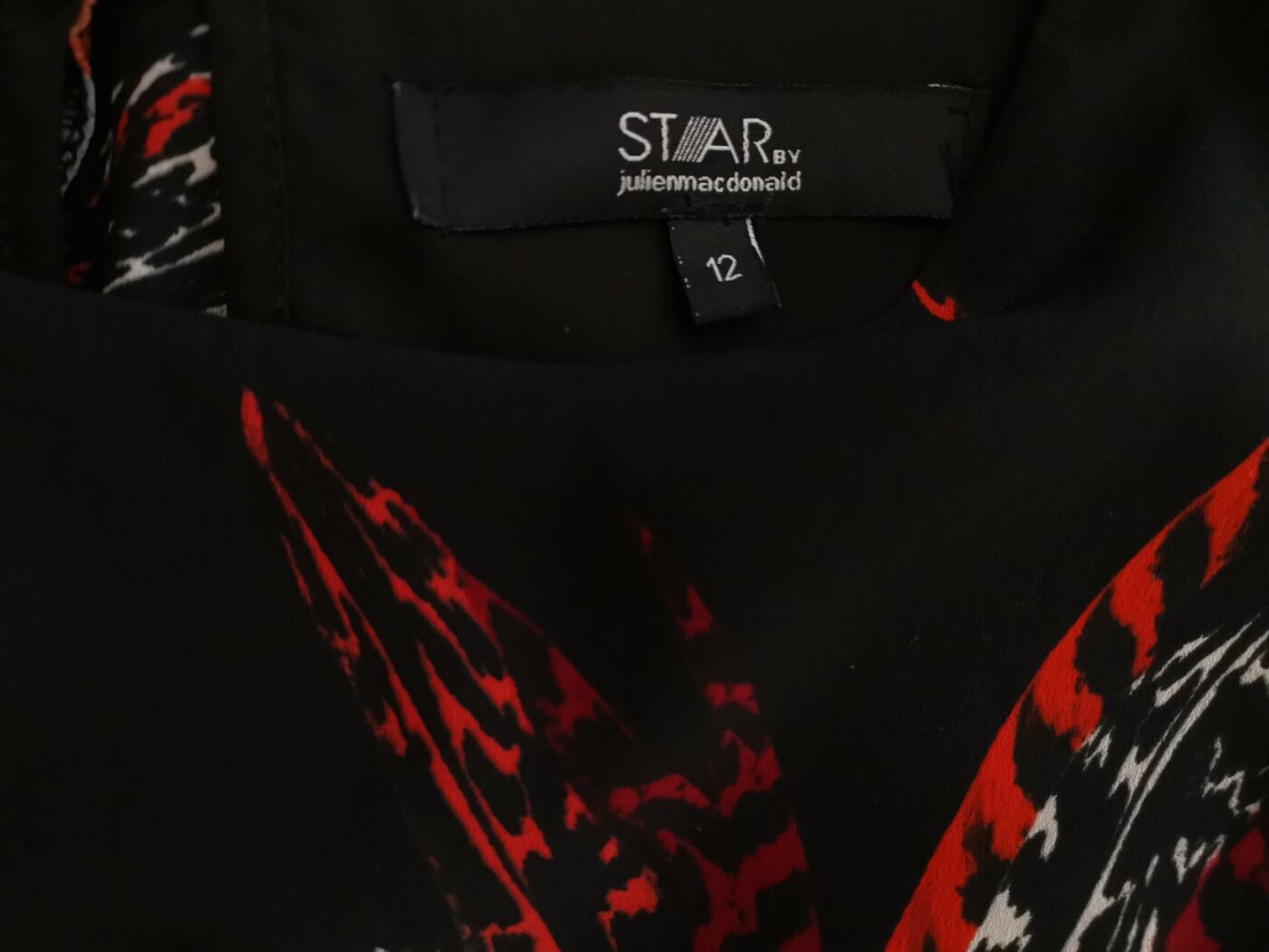Star by Julienmacdonald Rozmiar 12 (40) Kolor Czarny Roślinny Liście Okrągły dekolt Tunika Bluzka Bezrękawnik Star by Julienmacdonald Rozmiar 12 (40) Kolor Czarny Roślinny Liście Okrągły dekolt Tunika Bluzka Bezrękawnik