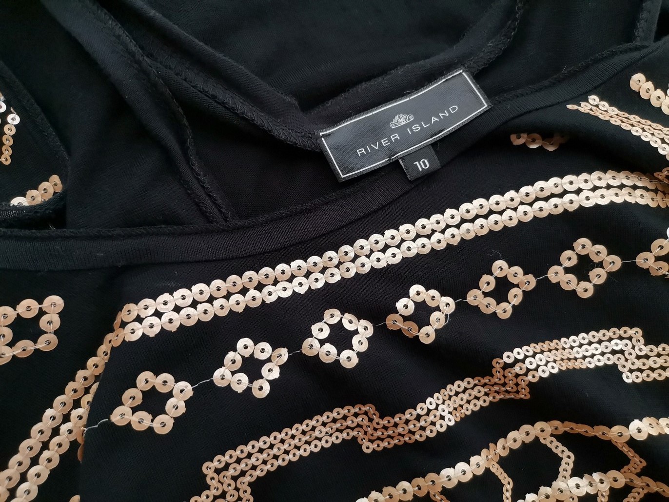 River island Rozmiar 10 (36) Kolor Czarny Okrągły dekolt Sukienka Prostokątna Bezrękawnik Do Kolan Materiał Wiskoza 100% River island Rozmiar 10 (36) Kolor Czarny Okrągły dekolt Sukienka Prostokątna Bezrękawnik Do Kolan Materiał Wiskoza 100%