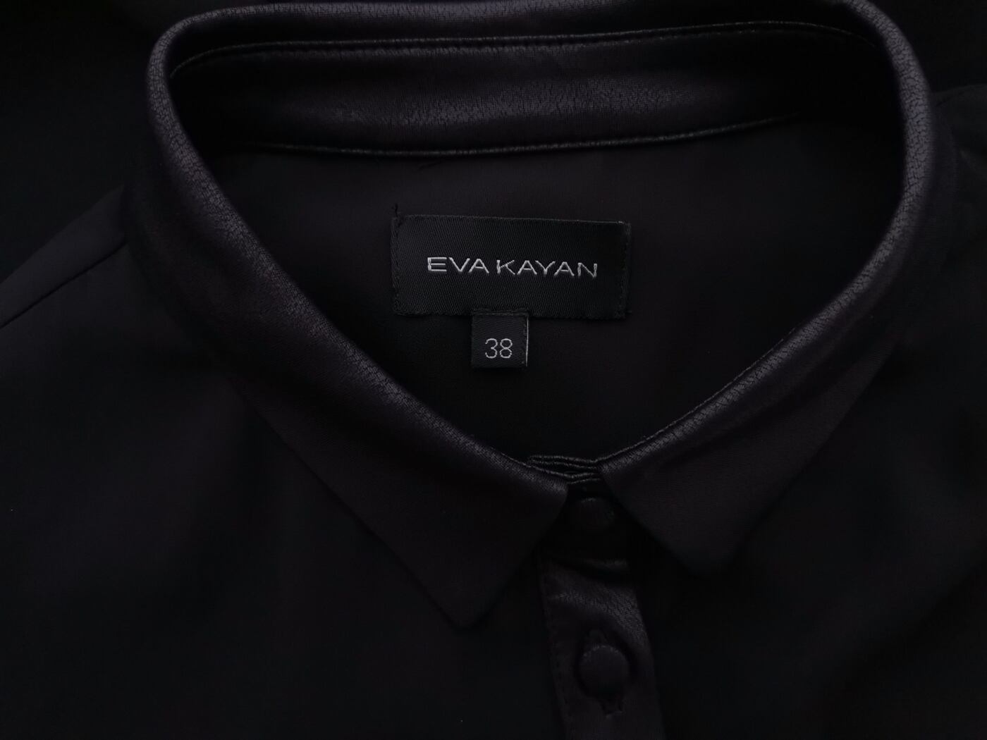 Eva Kayan Rozmiar 38 Kolor Czarny Kołnierz Tunika Zapinana Bluzka Długi rękaw Eva Kayan Rozmiar 38 Kolor Czarny Kołnierz Tunika Zapinana Bluzka Długi rękaw