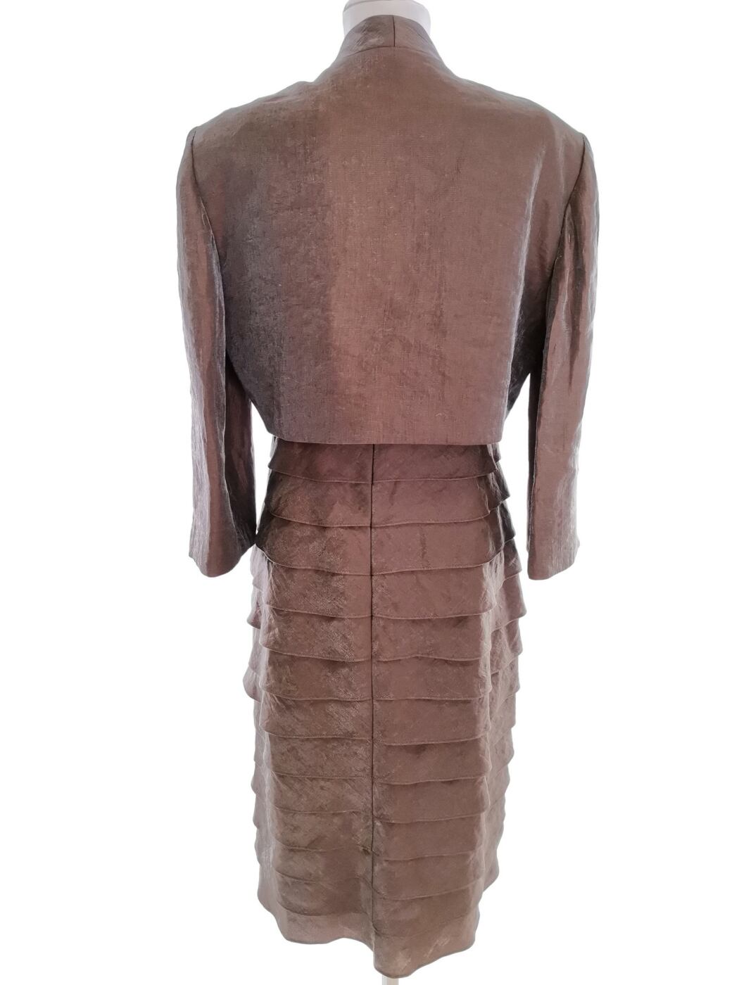 Jessica Howard Rozmiar 12 (40) Kolor Beżowy Kwadratowy dekolt Sukienka Marynarka Długi rękaw Midi Materiał Rayon Jessica Howard Rozmiar 12 (40) Kolor Beżowy Kwadratowy dekolt Sukienka Marynarka Długi rękaw Midi Materiał Rayon