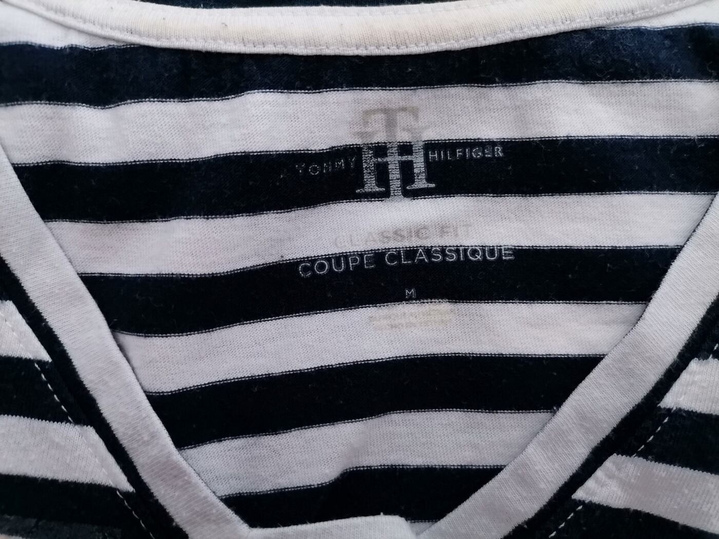 IMG_20210901_114810.jpg Tommy hilfiger Rozmiar M Kolor Granatowy Pasy W serek Bluzka Krótki rękaw Materiał Bawełna