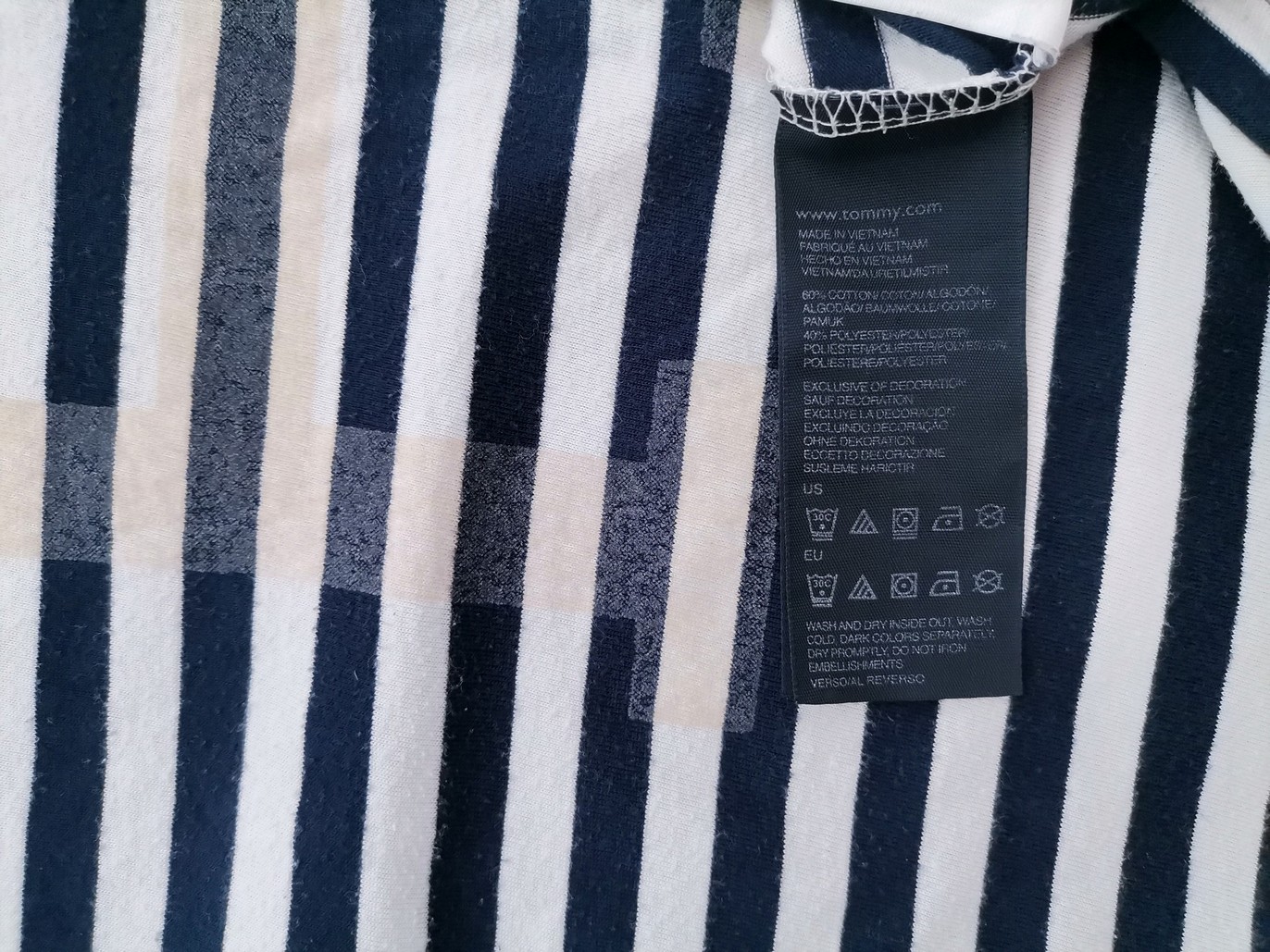 IMG_20210901_114820.jpg Tommy hilfiger Rozmiar M Kolor Granatowy Pasy W serek Bluzka Krótki rękaw Materiał Bawełna