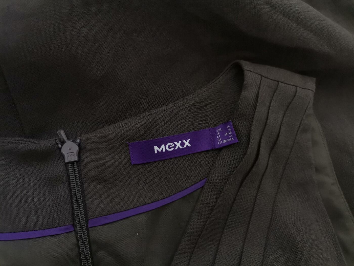 Mexx Rozmiar 44 Kolor Szary W serek Sukienka Sheath Bezrękawnik Midi Materiał Len 100% Mexx Rozmiar 44 Kolor Szary W serek Sukienka Sheath Bezrękawnik Midi Materiał Len 100%
