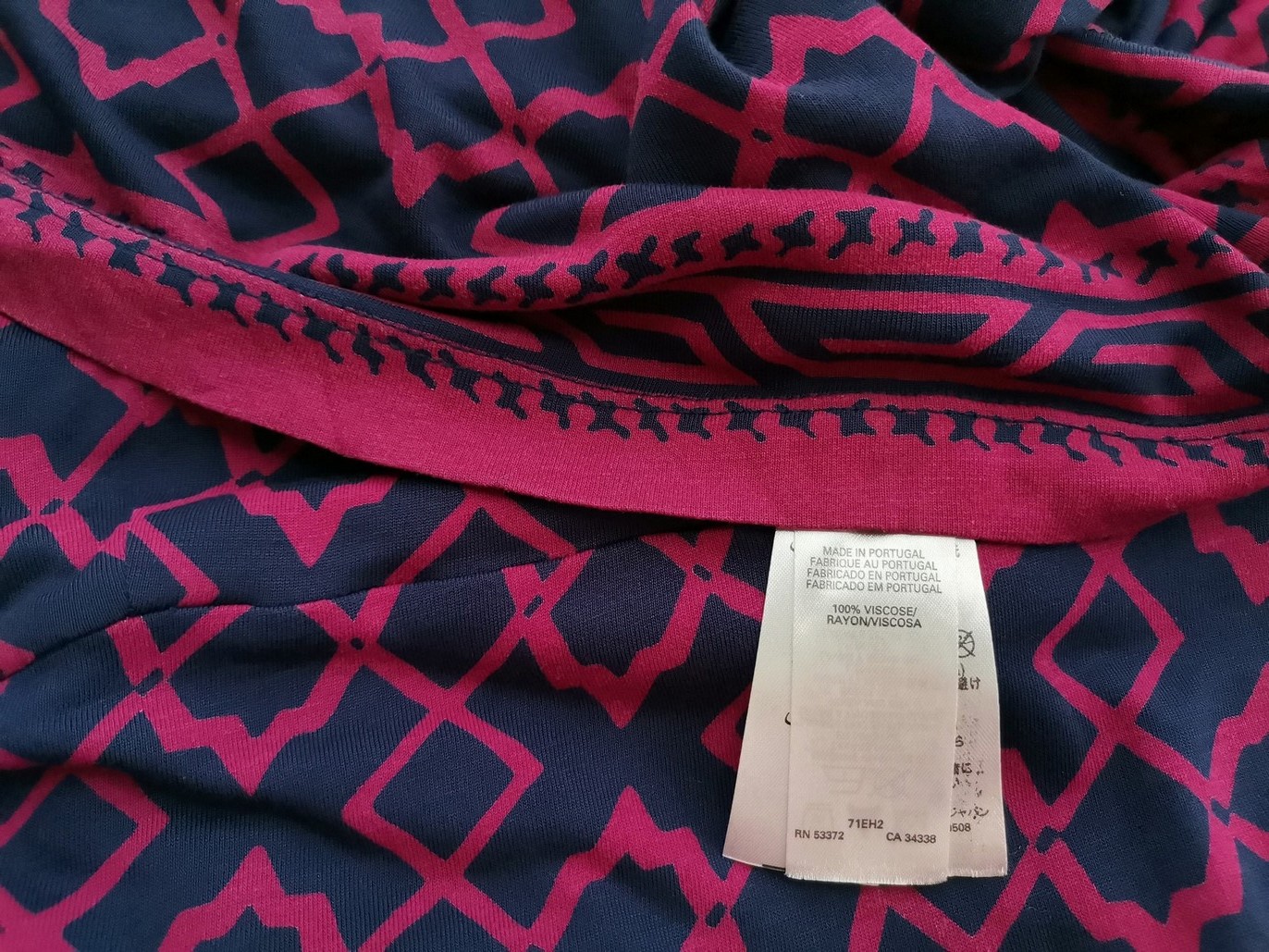 French connection Rozmiar 12 (40) Kolor Różowy W serek Sukienka A-Line Długi rękaw Midi Materiał Wiskoza 100% French connection Rozmiar 12 (40) Kolor Różowy W serek Sukienka A-Line Długi rękaw Midi Materiał Wiskoza 100%
