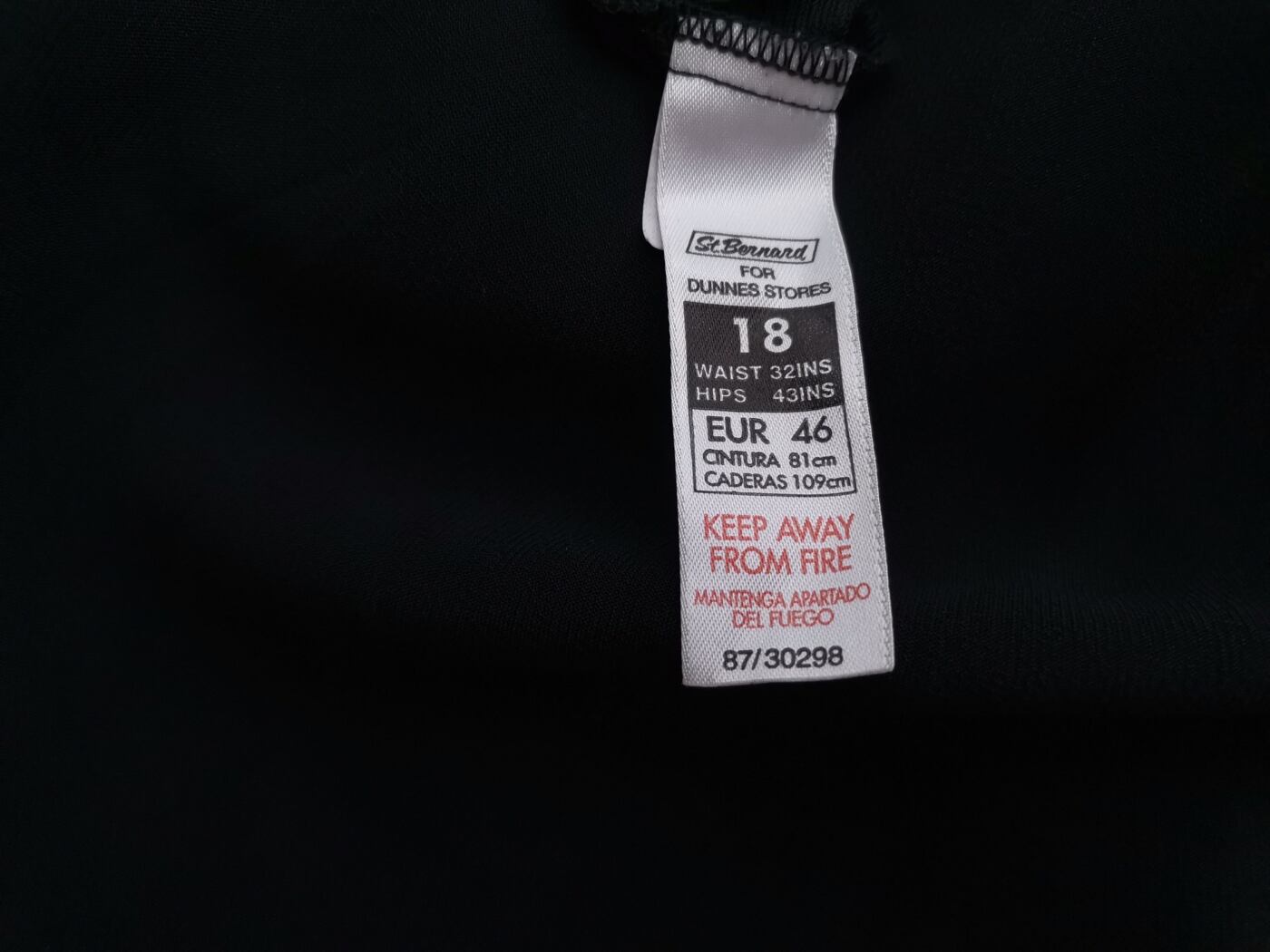 Dunnes stores Rozmiar 18 (46) Kolor Czarny Kwadratowy dekolt Sukienka Maxi Bezrękawnik Długa Materiał Wiskoza 100% Dunnes stores Rozmiar 18 (46) Kolor Czarny Kwadratowy dekolt Sukienka Maxi Bezrękawnik Długa Materiał Wiskoza 100%