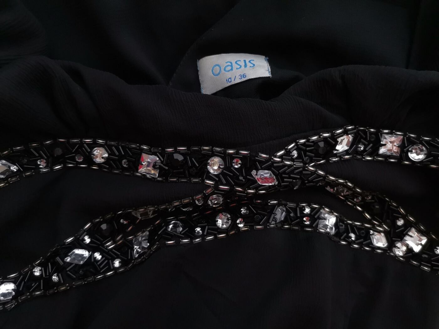 Oasis Rozmiar 10 (36) Kolor Czarny W serek Sukienka A-Line Bezrękawnik Midi Materiał Jedwab 100% Oasis Rozmiar 10 (36) Kolor Czarny W serek Sukienka A-Line Bezrękawnik Midi Materiał Jedwab 100%