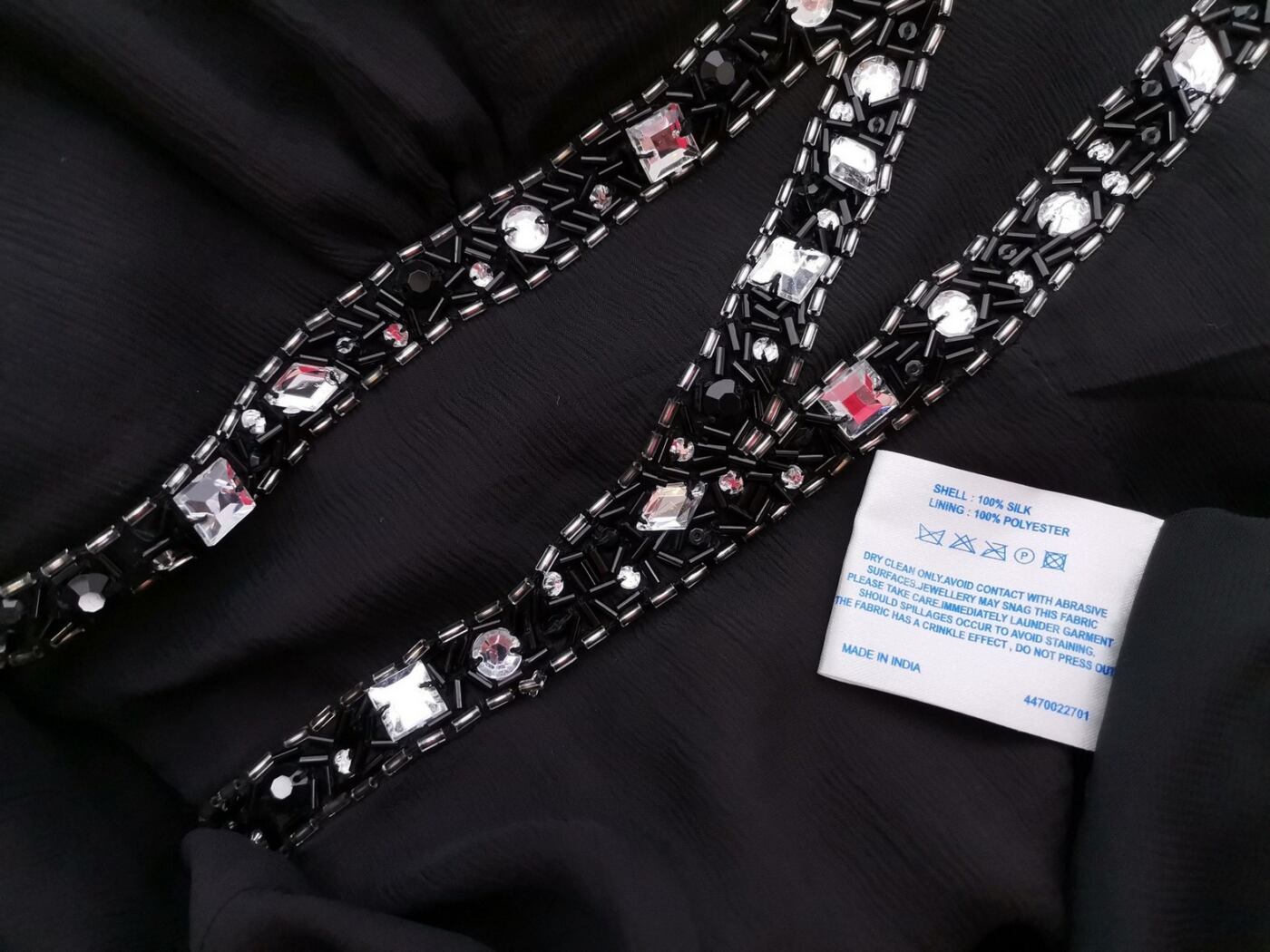 Oasis Rozmiar 10 (36) Kolor Czarny W serek Sukienka A-Line Bezrękawnik Midi Materiał Jedwab 100% Oasis Rozmiar 10 (36) Kolor Czarny W serek Sukienka A-Line Bezrękawnik Midi Materiał Jedwab 100%