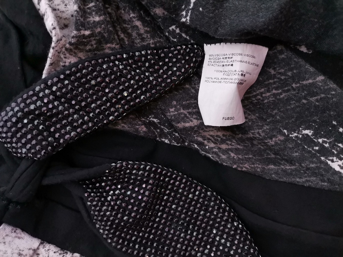 Fuego woman Rozmiar M Kolor Czarny Okrągły dekolt Sukienka A-Line Rękaw 3/4 Midi Materiał Wiskoza Fuego woman Rozmiar M Kolor Czarny Okrągły dekolt Sukienka A-Line Rękaw 3/4 Midi Materiał Wiskoza